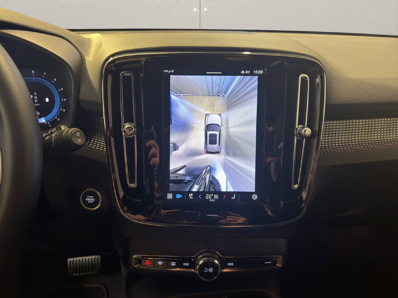 VOLVO XC40 2.0 B3 MH Plus Dark-image-11