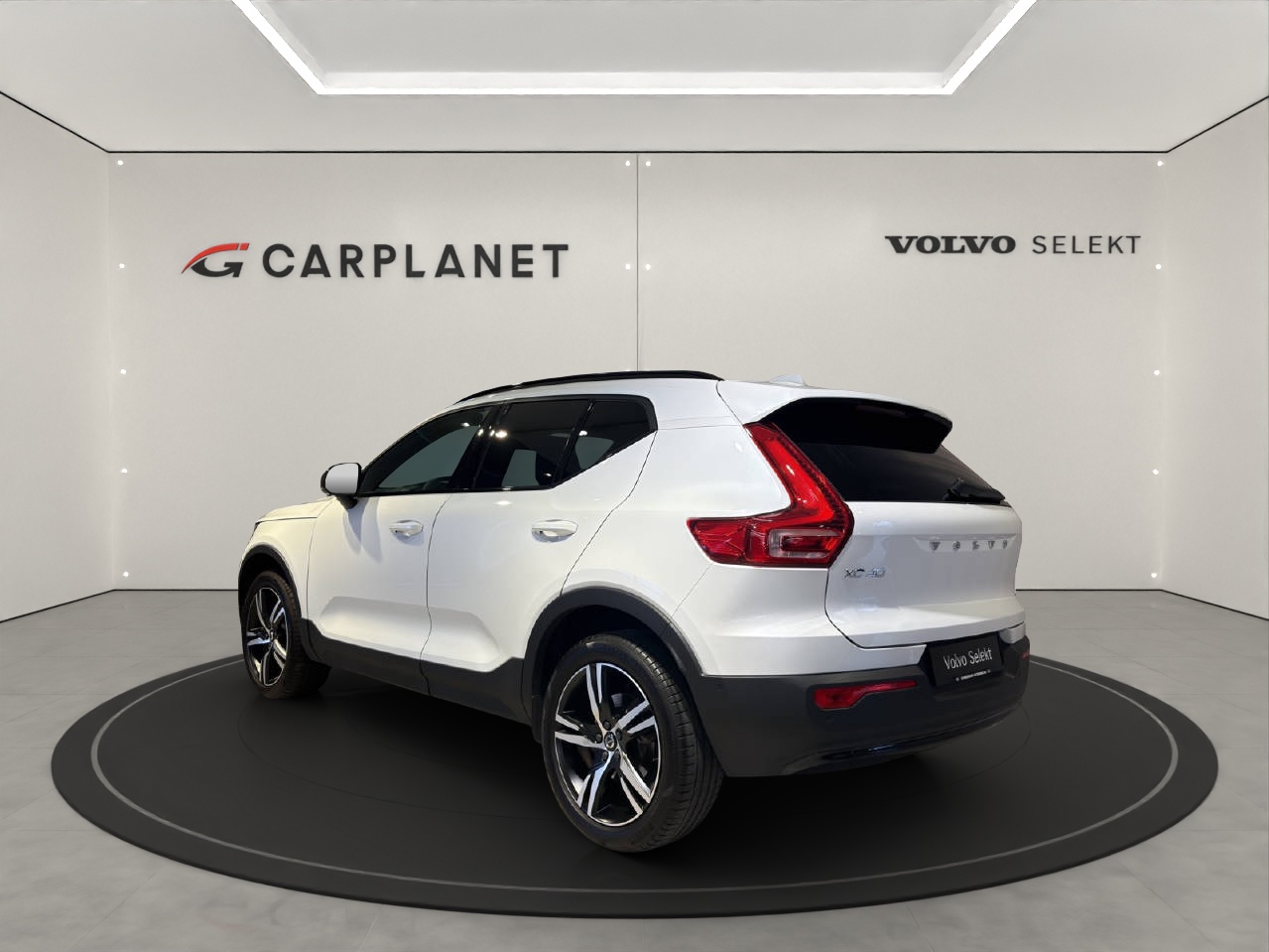 VOLVO XC40 2.0 B3 MH Plus Dark-showroom-element-3