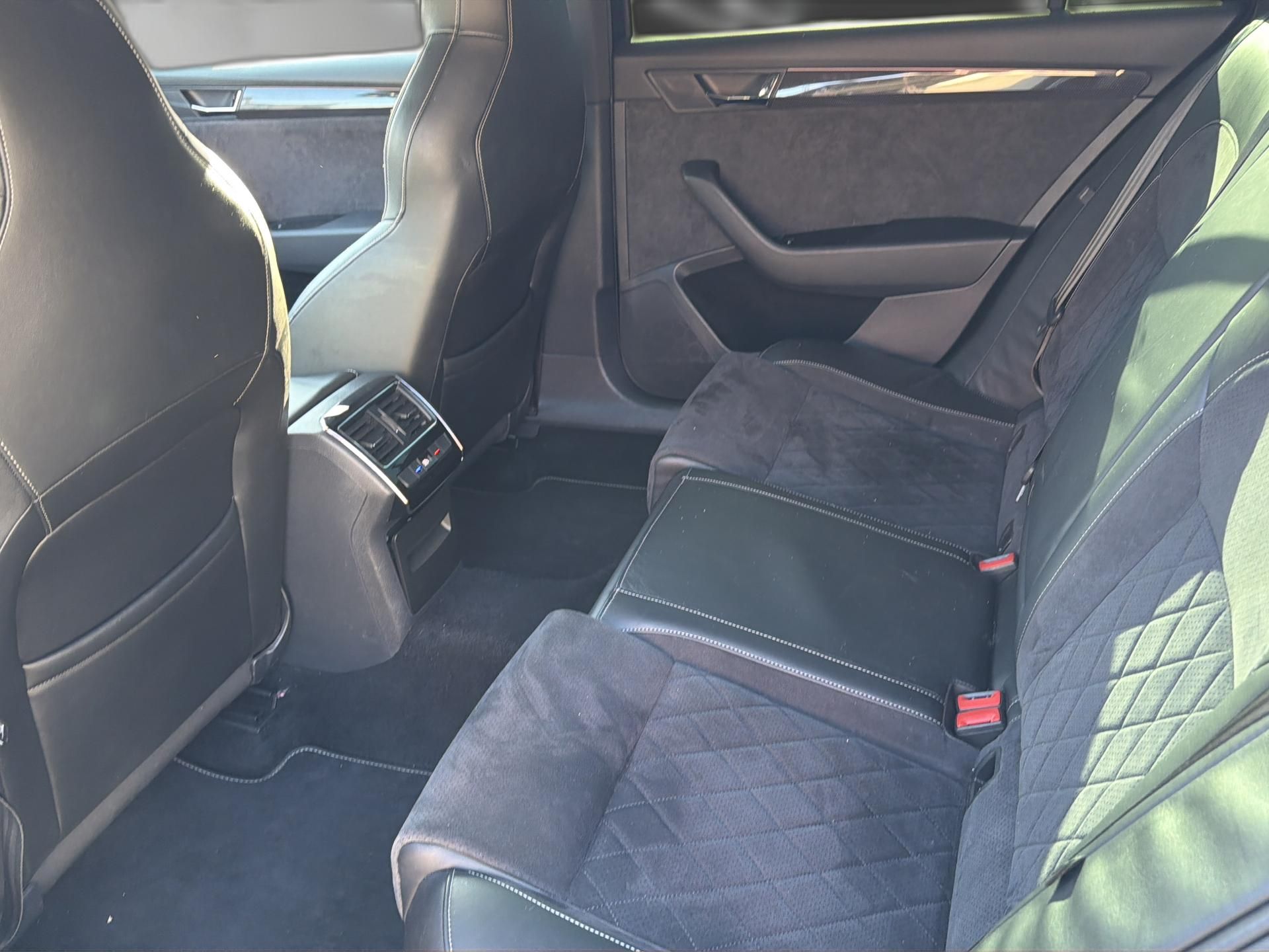 SKODA Superb Combi 2.0 TDi SportLine+ 4x4 DSG-image-12