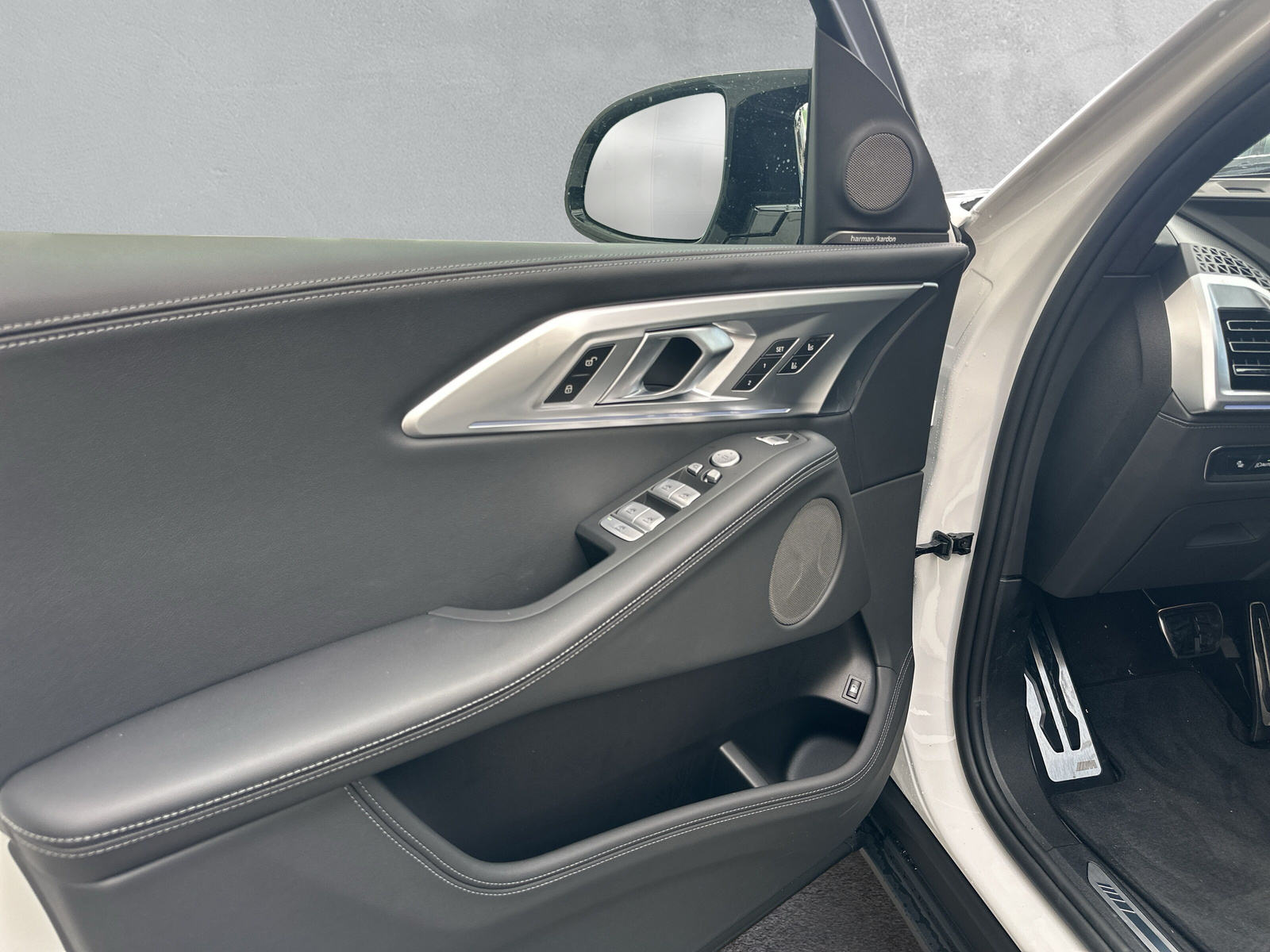 BMW XM xDrive 50e PHEV Steptronic-image-16