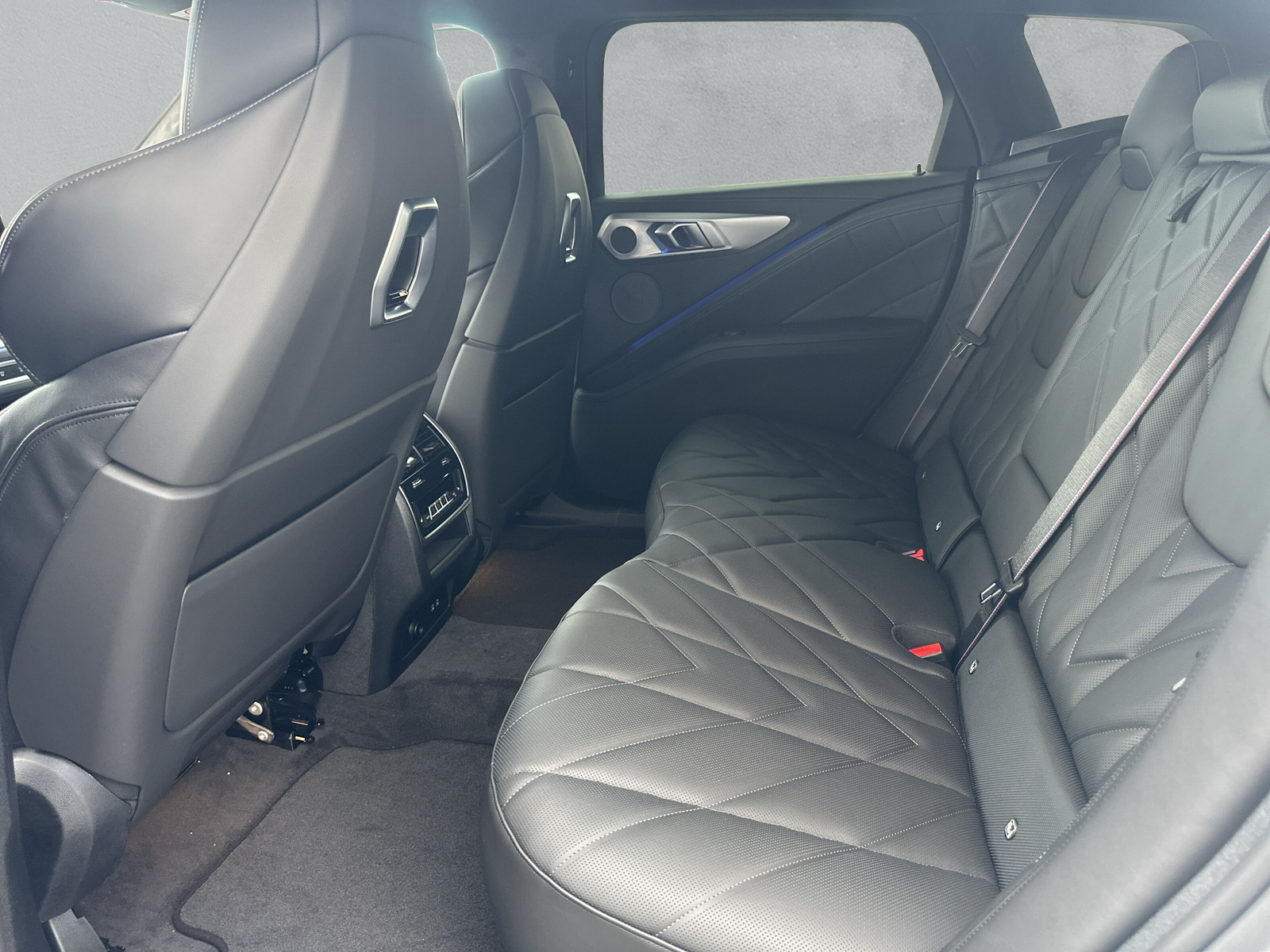 BMW XM xDrive 50e PHEV Steptronic-image-11