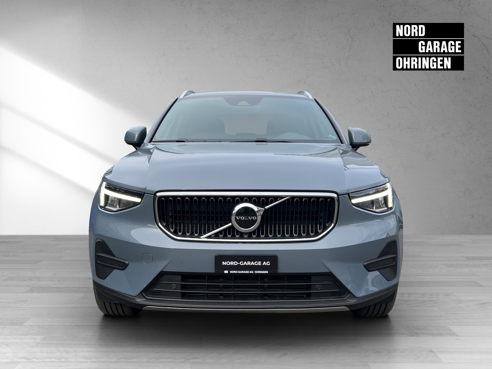 VOLVO XC40 T2 Momentum-showroom-element-1