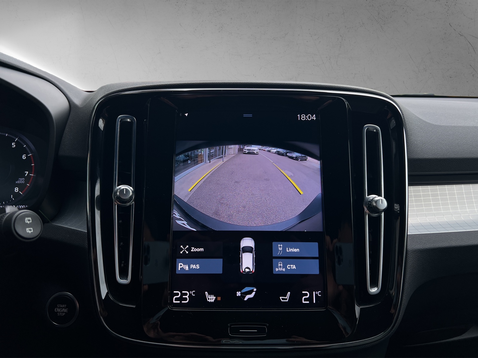 VOLVO XC40 T2 Momentum-image-11
