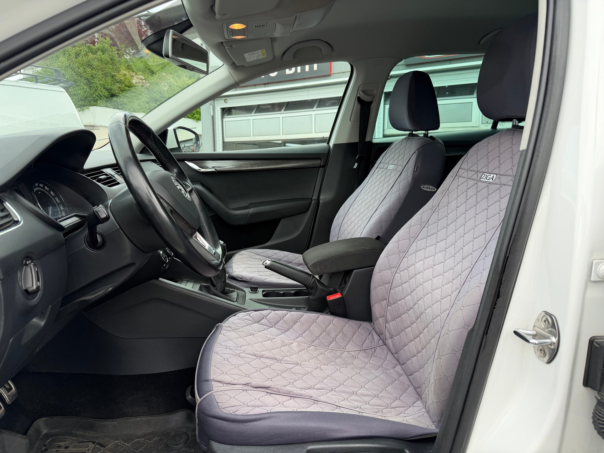 SKODA Octavia Combi 2.0 TDI Scout 4x4-image-6