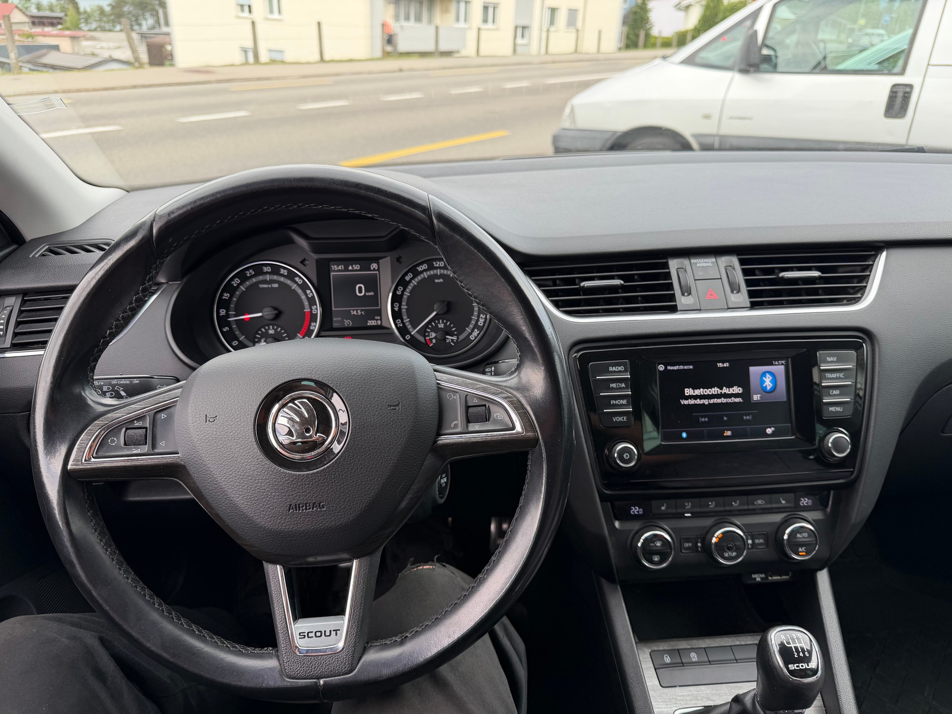 SKODA Octavia Combi 2.0 TDI Scout 4x4-image-5