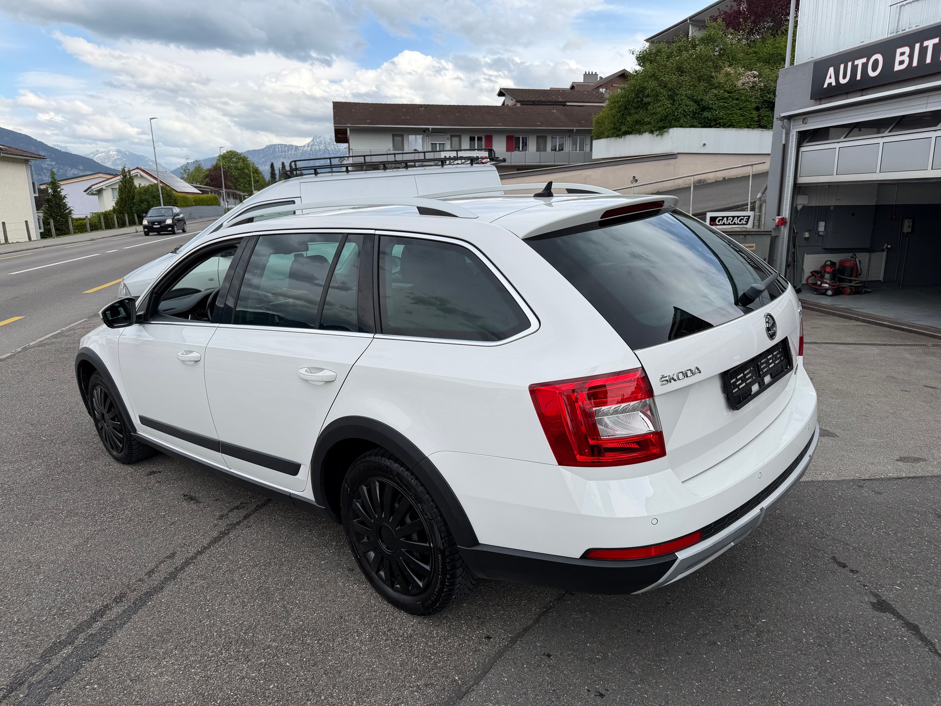 SKODA Octavia Combi 2.0 TDI Scout 4x4-image-3