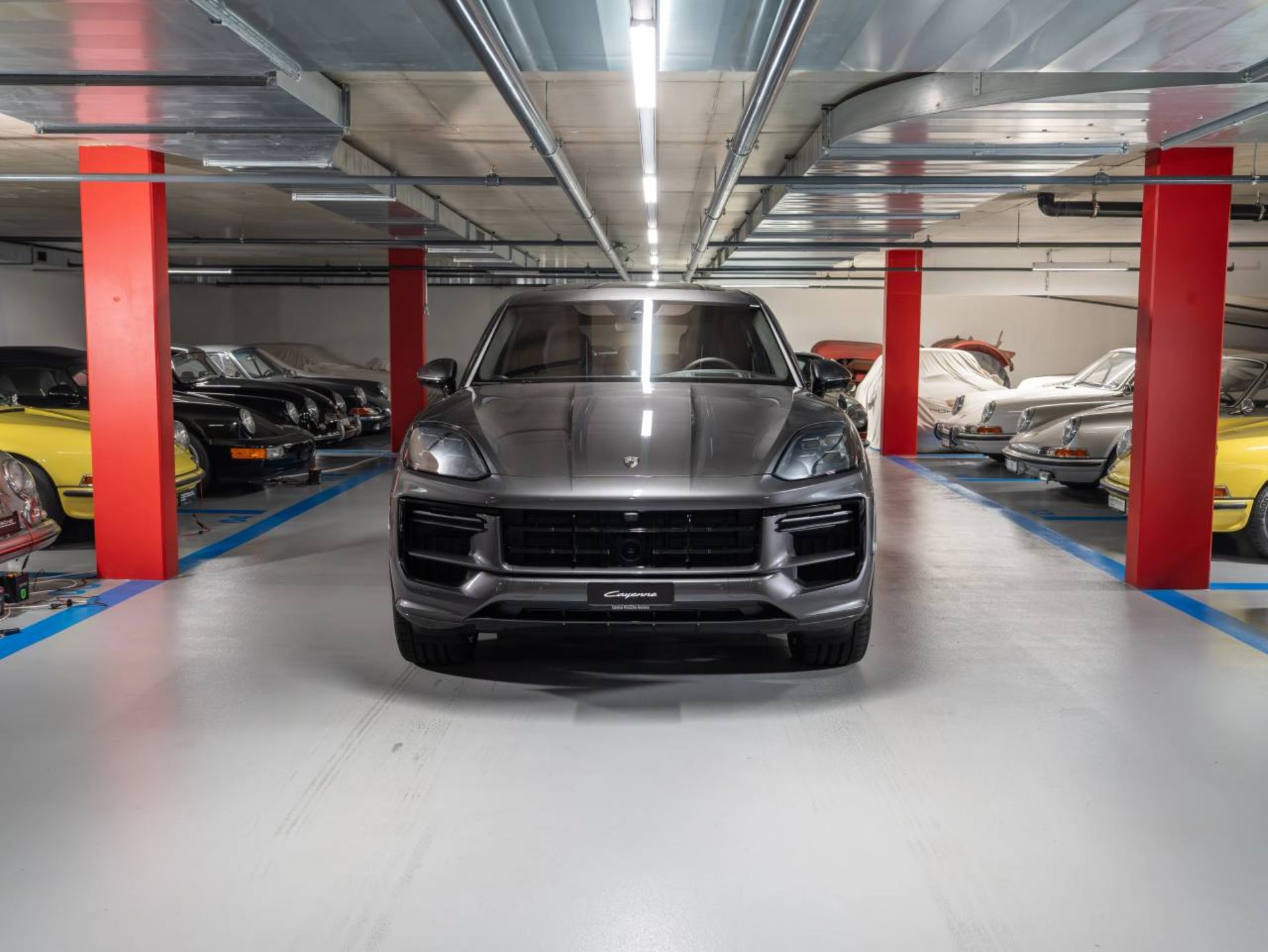 PORSCHE Cayenne Turbo E-Hybrid-showroom-element-1