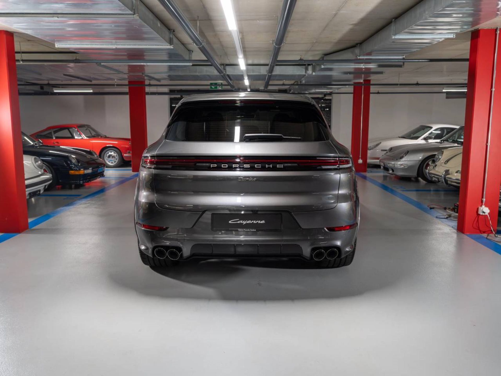 PORSCHE Cayenne Turbo E-Hybrid-showroom-element-3
