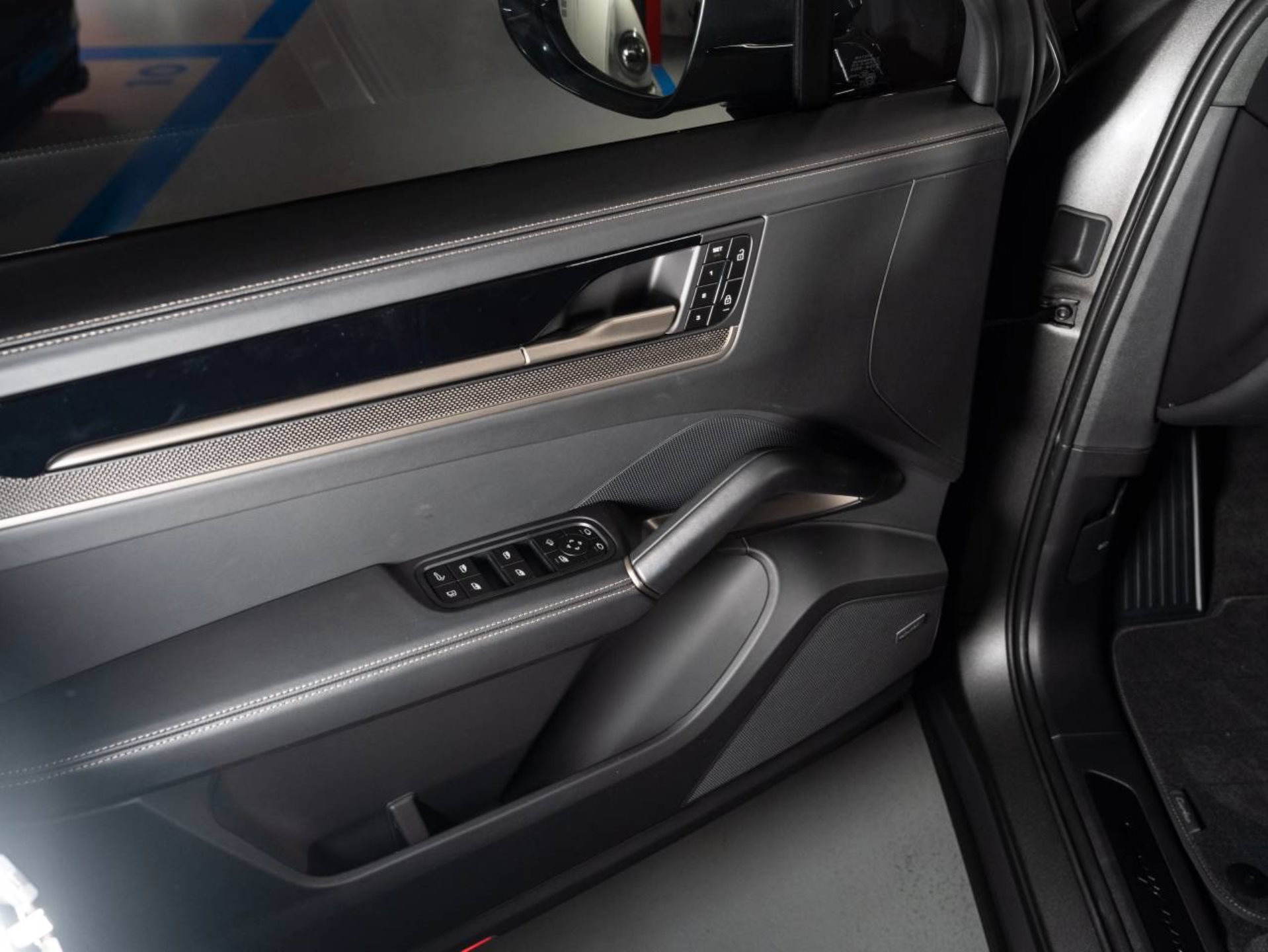 PORSCHE Cayenne Turbo E-Hybrid-image-11