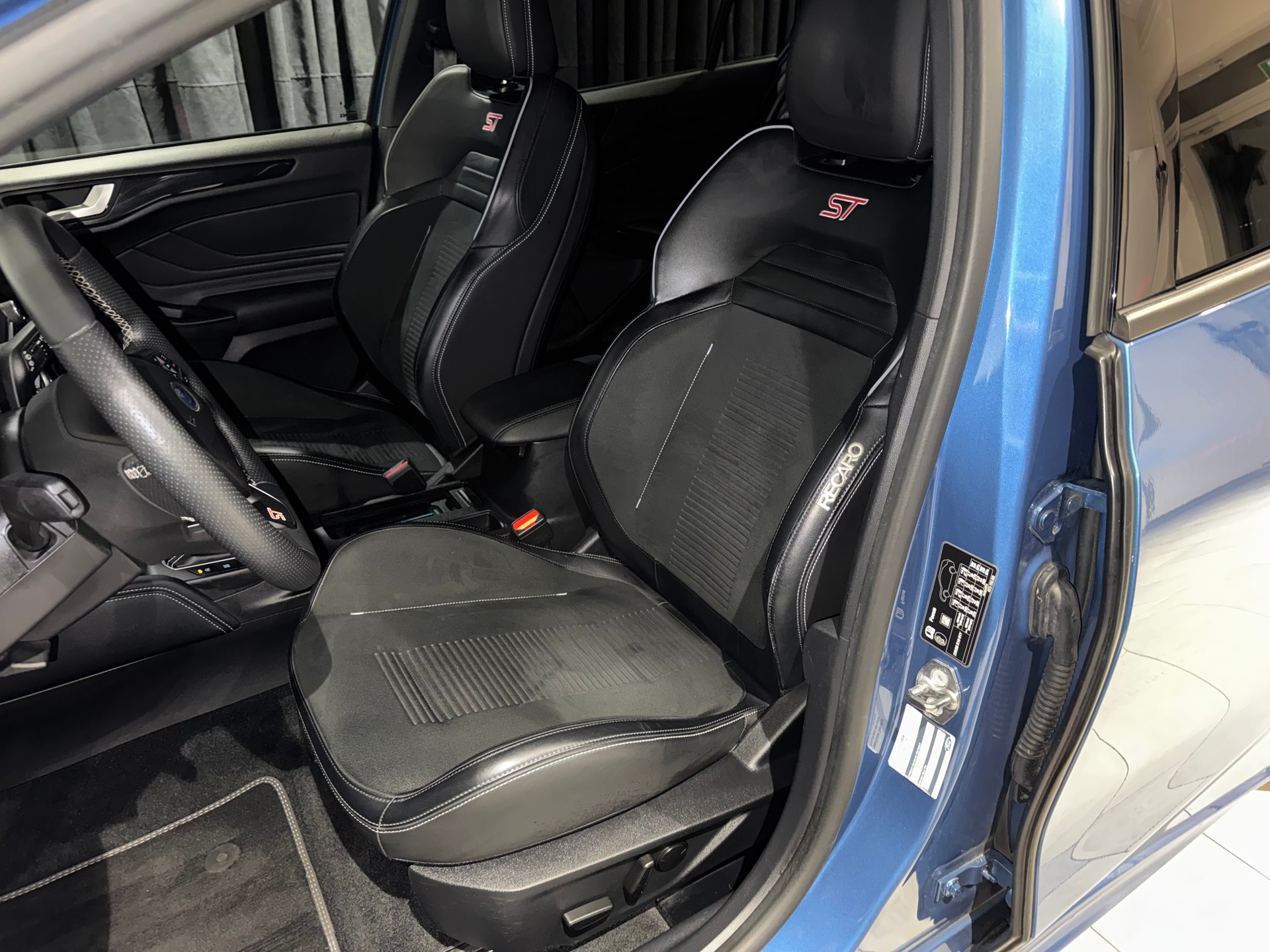 FORD Focus ST 2.0 ST Performance | 1.Hand | CH |-image-12