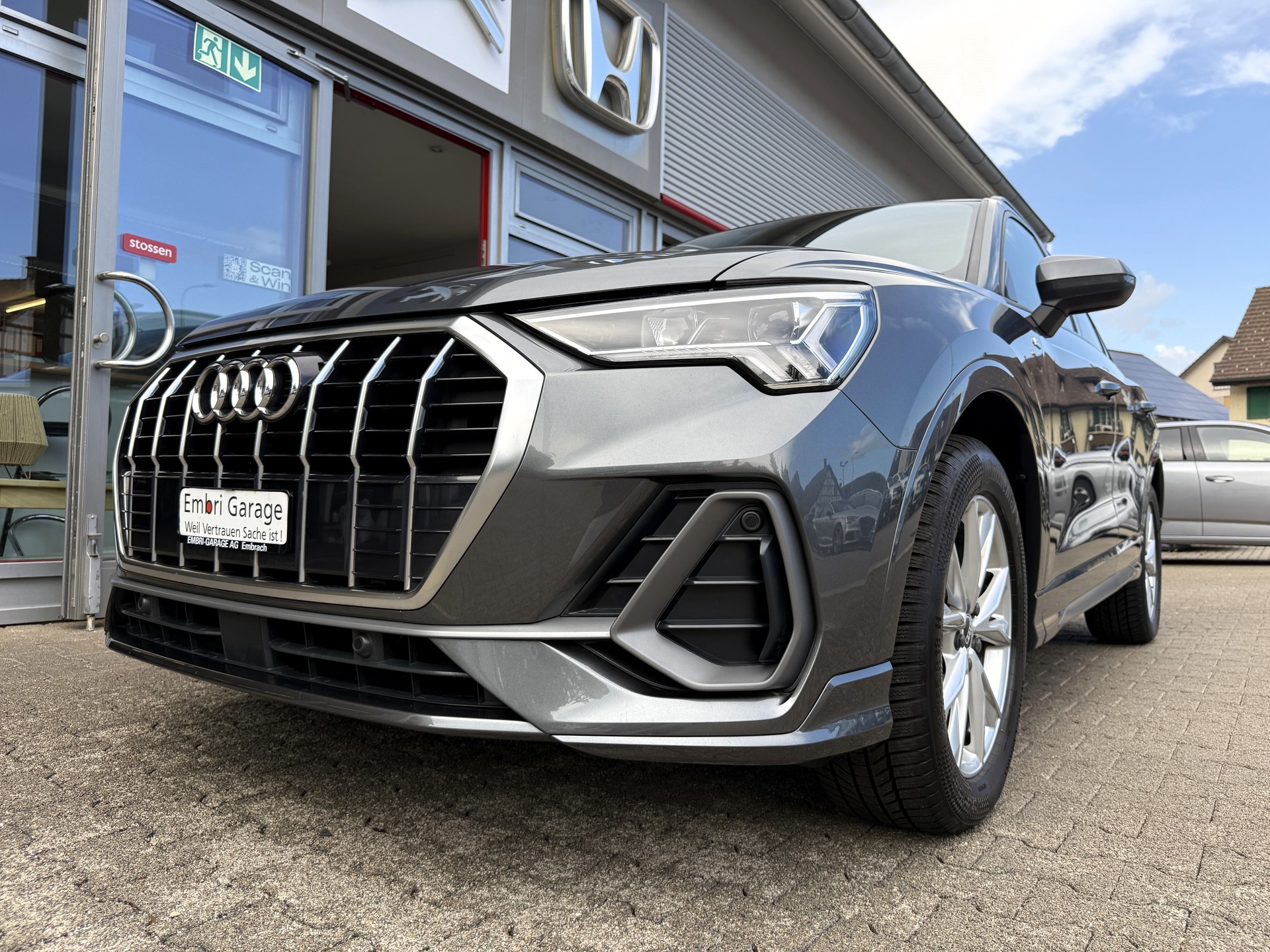 AUDI Q3 35 TFSI S line S-tronic-image-2