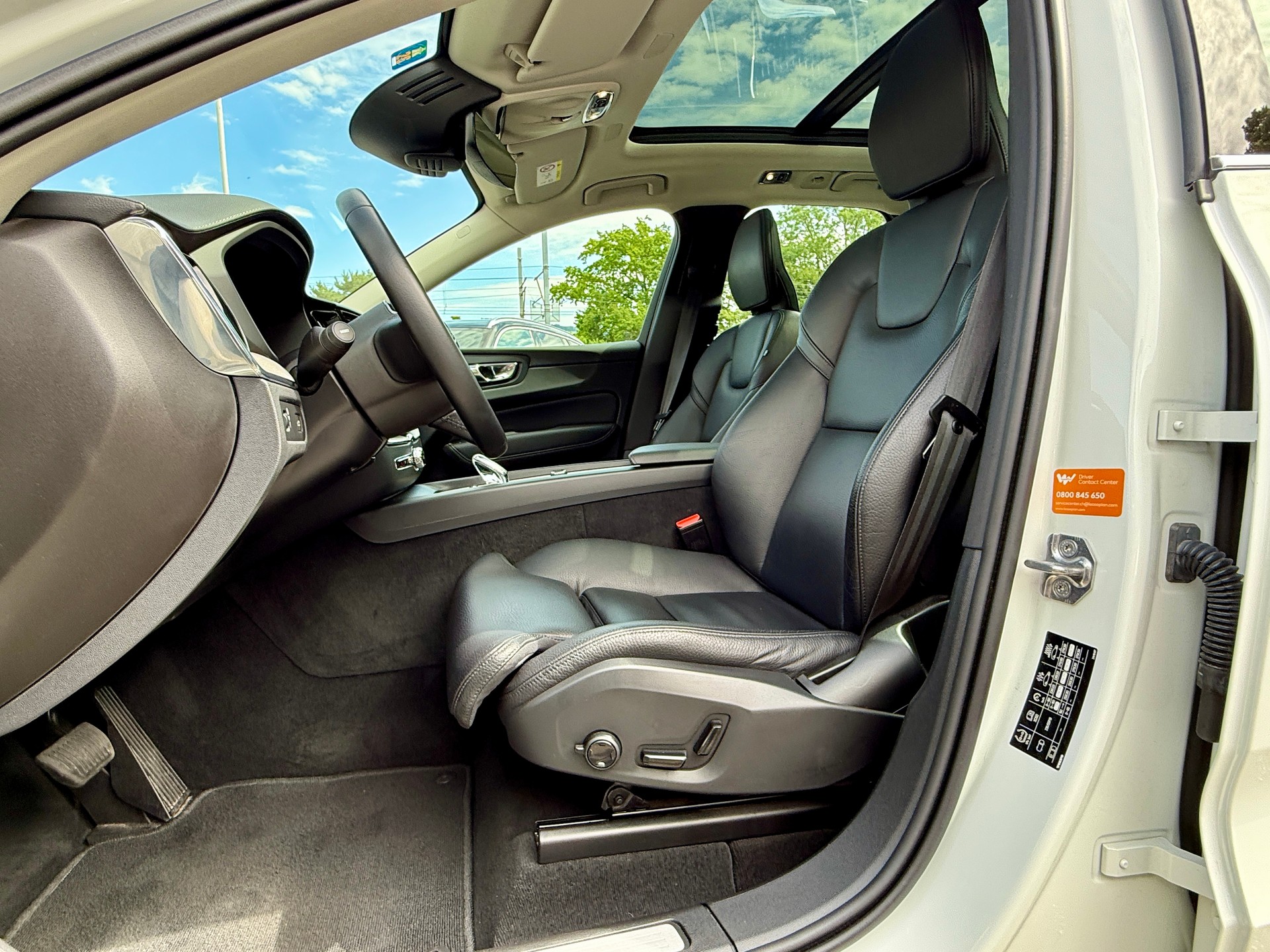 VOLVO XC60 B4 Diesel Mild Hybrid AWD Inscription Geartronic-image-8