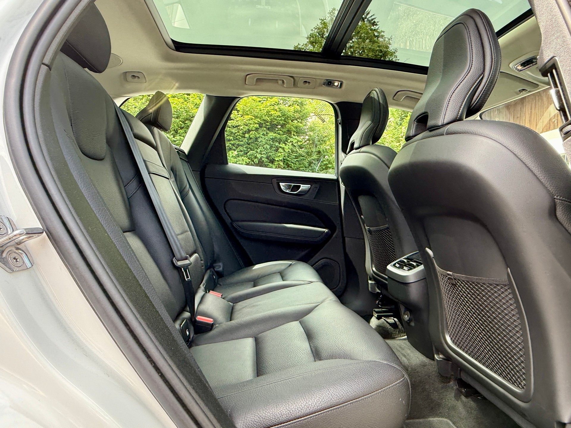 VOLVO XC60 B4 Diesel Mild Hybrid AWD Inscription Geartronic-image-11