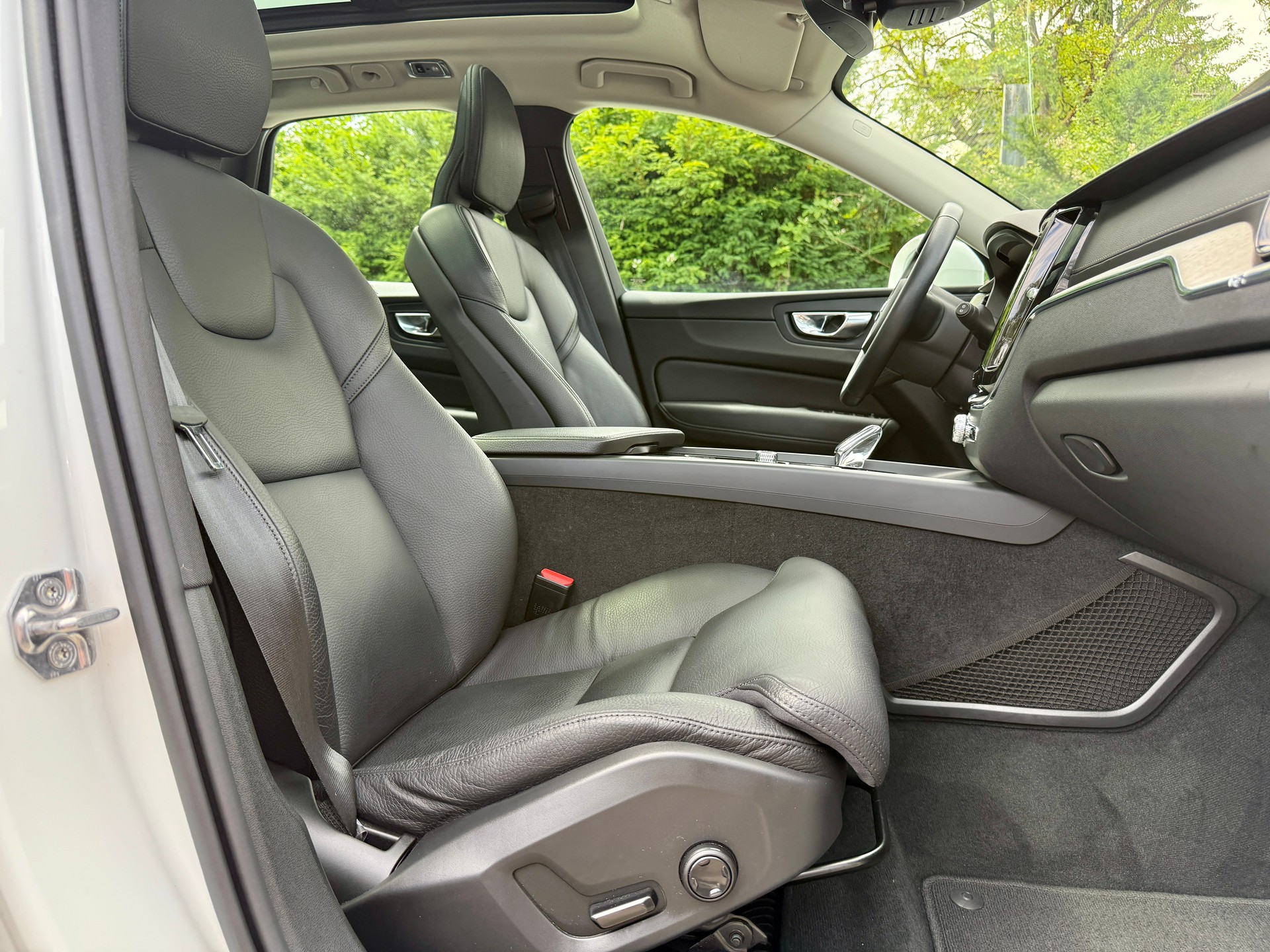 VOLVO XC60 B4 Diesel Mild Hybrid AWD Inscription Geartronic-image-9