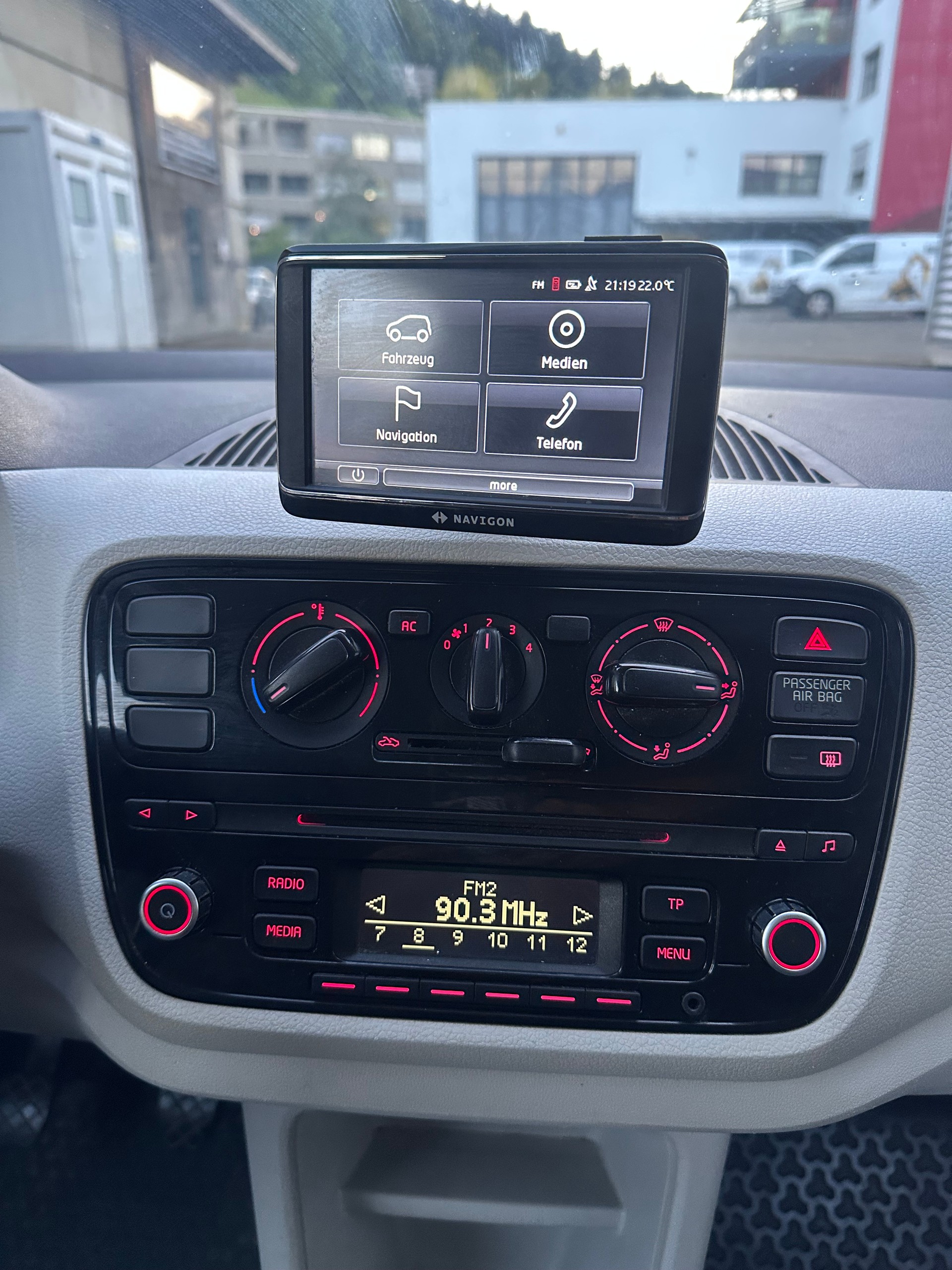 VW Up 1.0 move up, Navigation, Bluetooth, 8 Fach Komplett Räder, Frisch ab MFK 14.4.2026-image-13