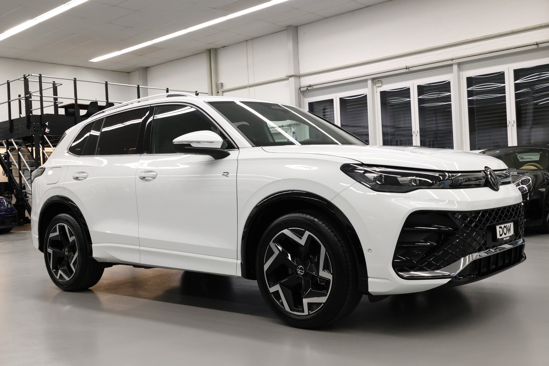 VW Tiguan 1.5 TSI R-Line DSG-showroom-element-1