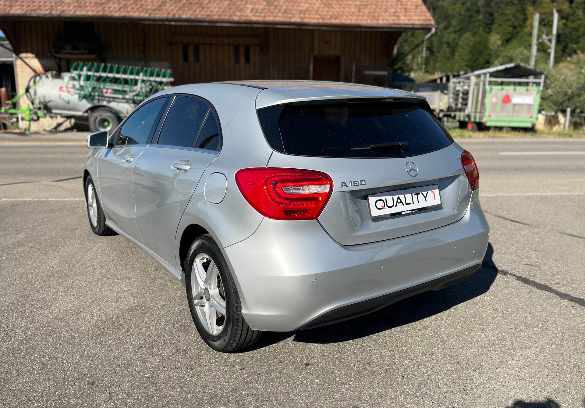 MERCEDES-BENZ A 180 Urban 7G-DCT / Frisch ab MFK / Service gepflegt / 8-fach bereift-image-2