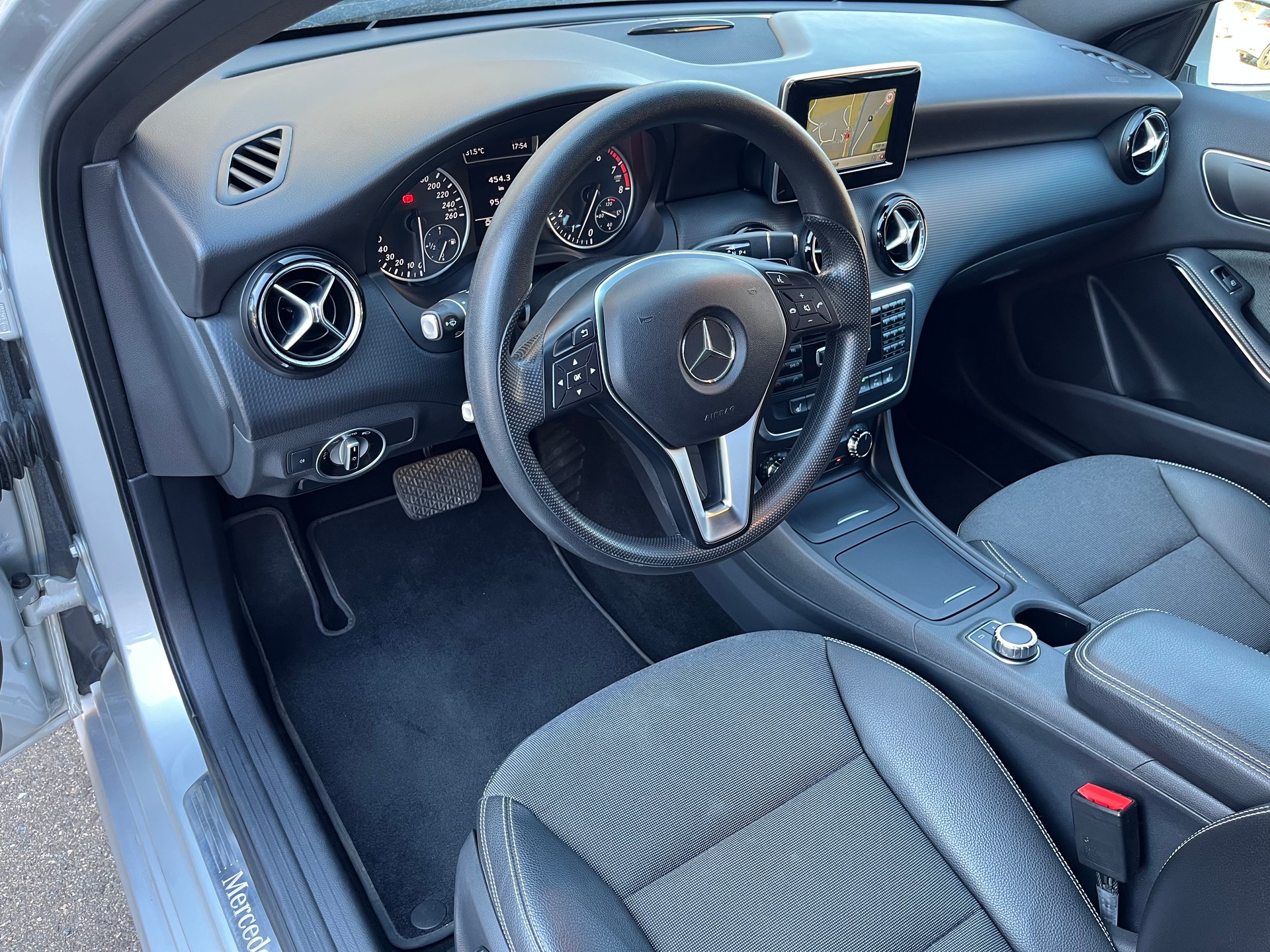 MERCEDES-BENZ A 180 Urban 7G-DCT / Frisch ab MFK / Service gepflegt / 8-fach bereift-image-9