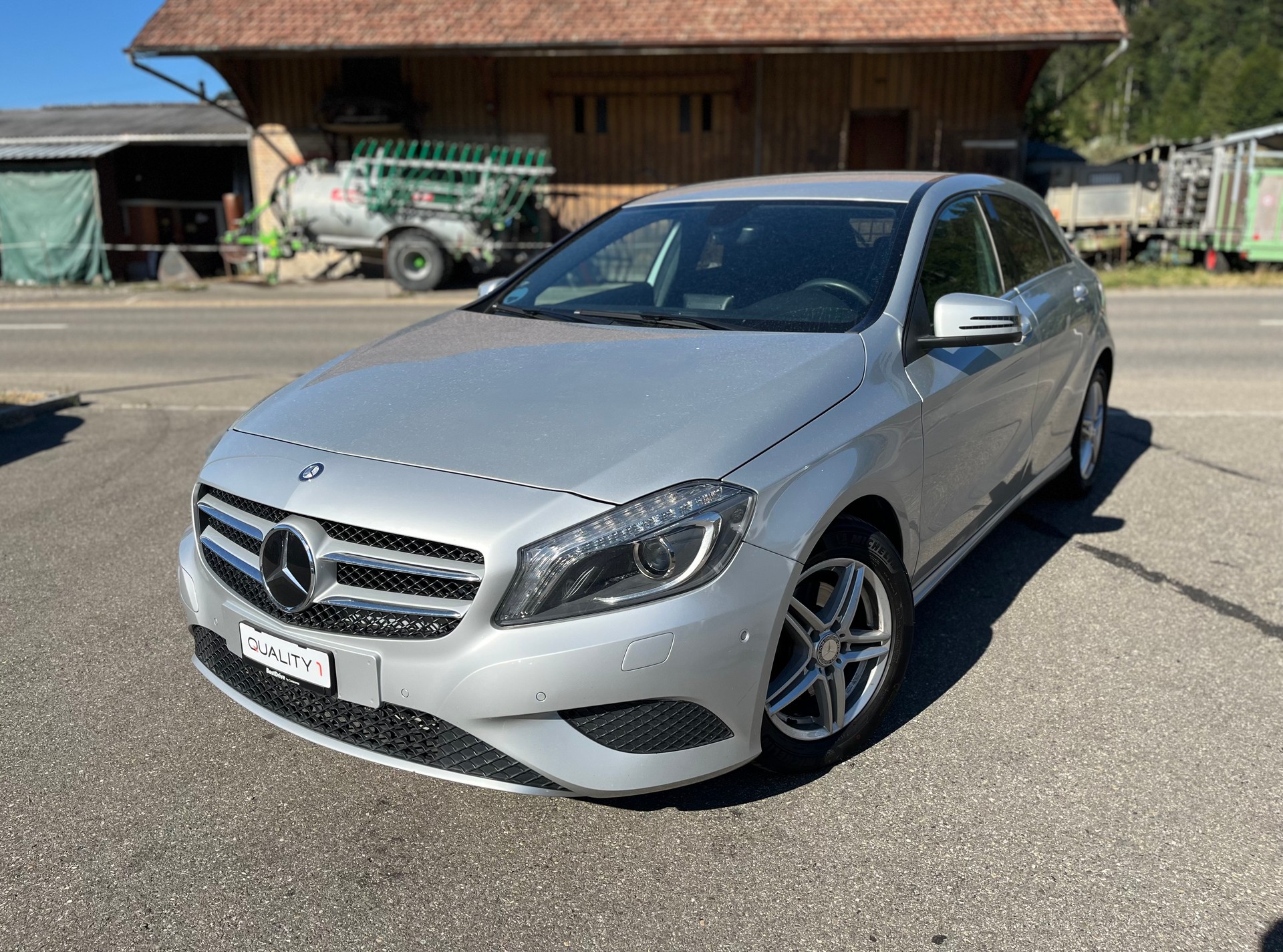 MERCEDES-BENZ A 180 Urban 7G-DCT / Frisch ab MFK / Service gepflegt / 8-fach bereift
