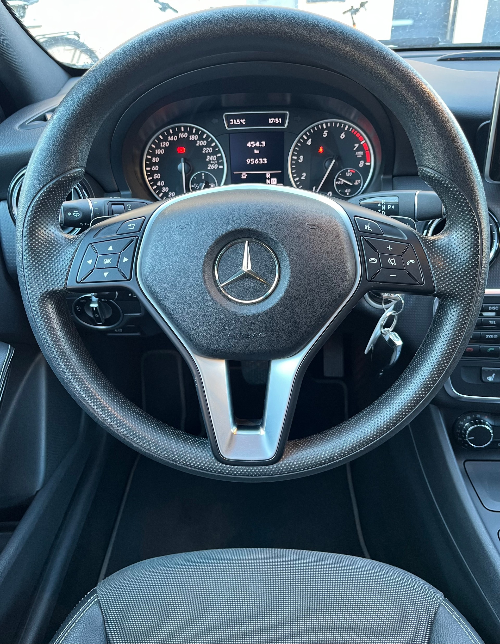 MERCEDES-BENZ A 180 Urban 7G-DCT / Frisch ab MFK / Service gepflegt / 8-fach bereift-image-7