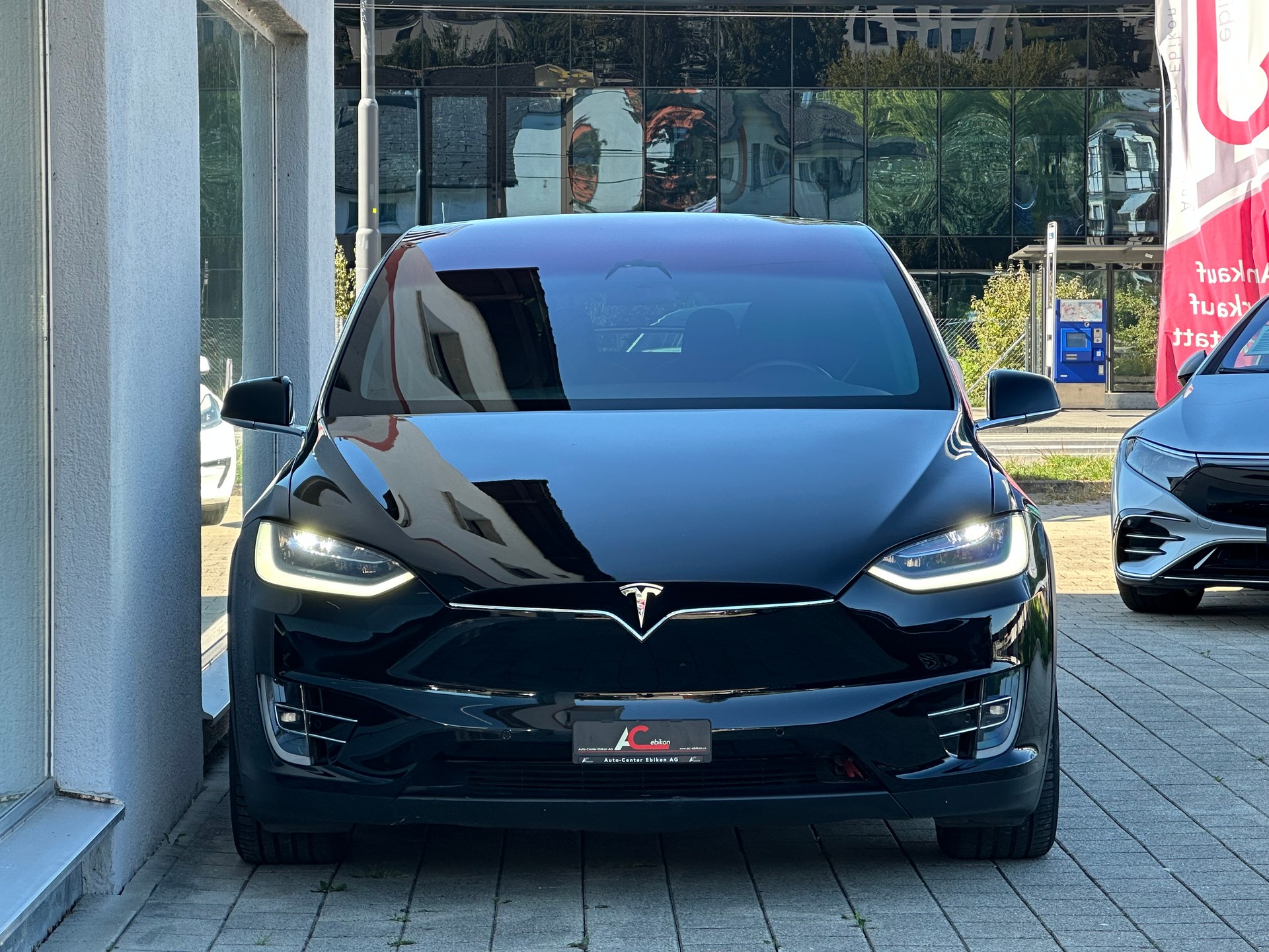 TESLA Model X ** RAVEN** Maximale-Reichweite-showroom-element-2