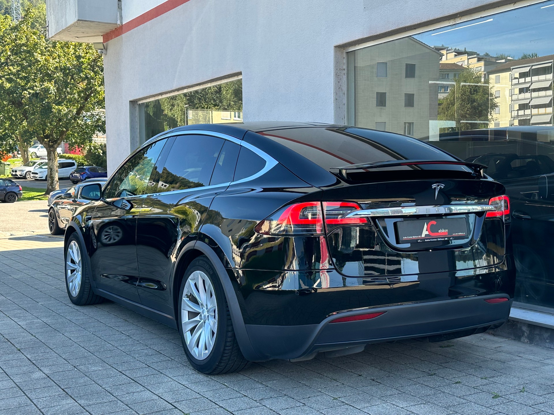 TESLA Model X ** RAVEN** Maximale-Reichweite-showroom-element-1
