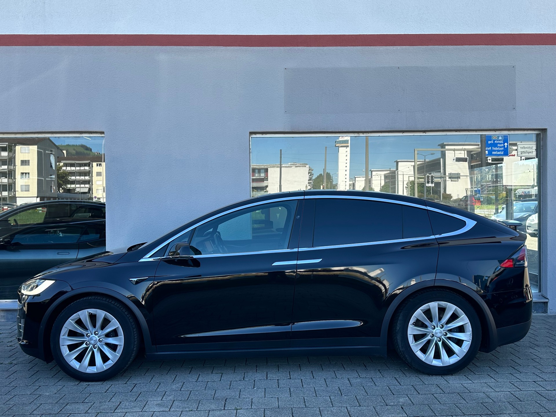 TESLA Model X ** RAVEN** Maximale-Reichweite-showroom-element-3