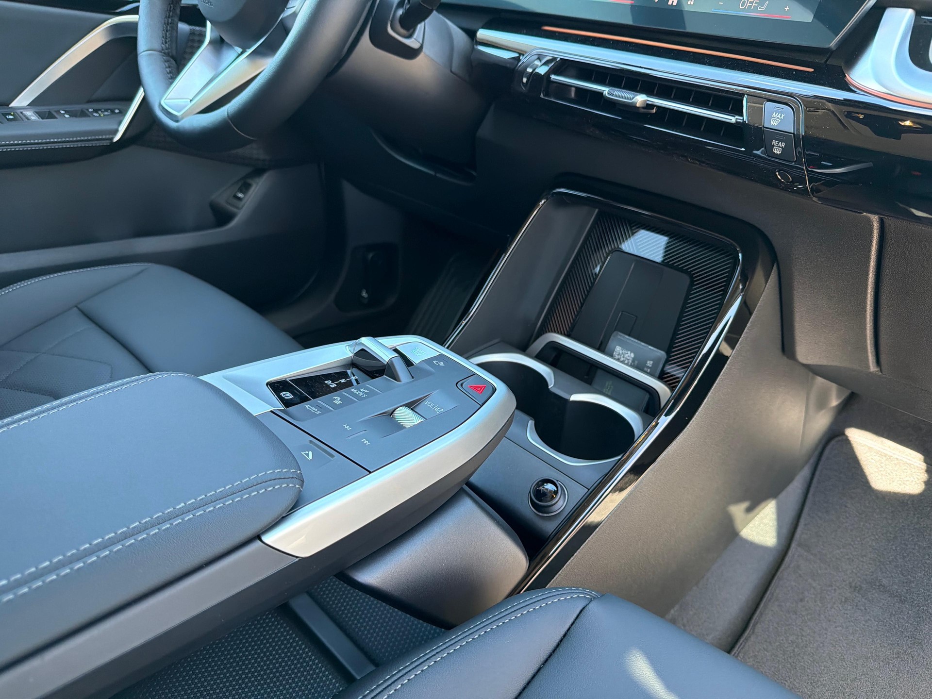 BMW iX1 30 xDrive-image-14