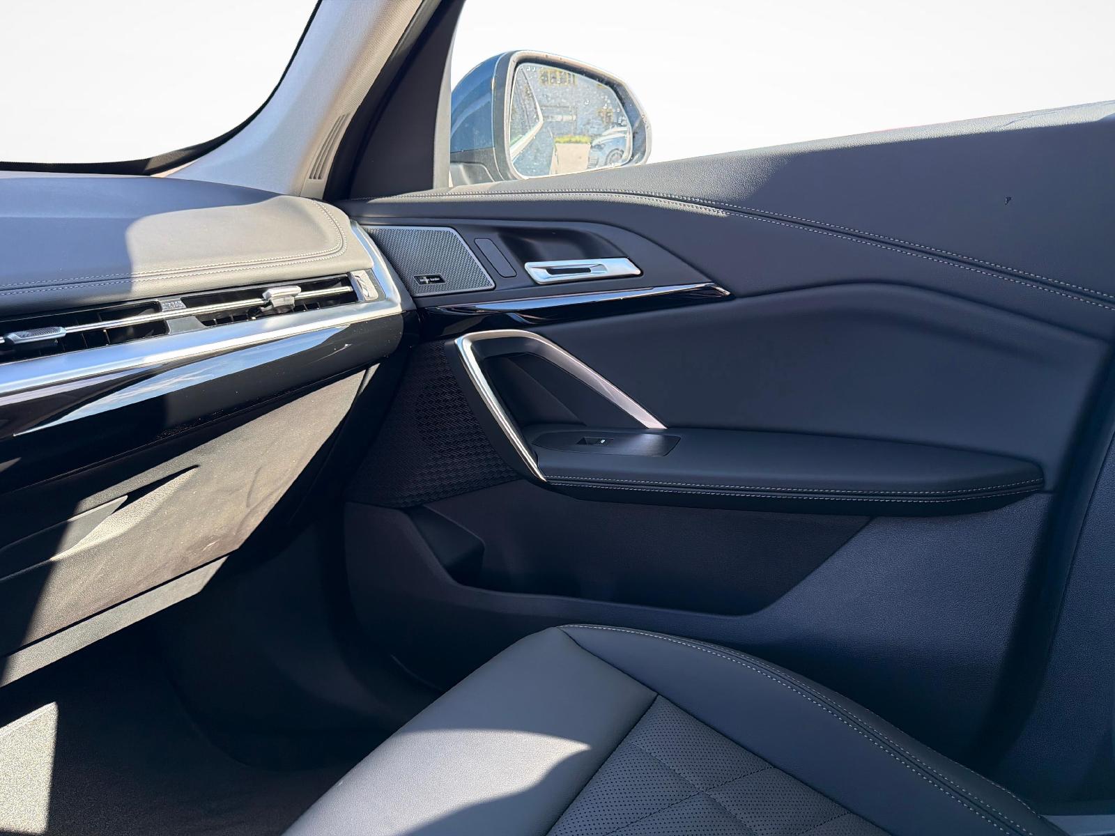 BMW iX1 30 xDrive-image-16