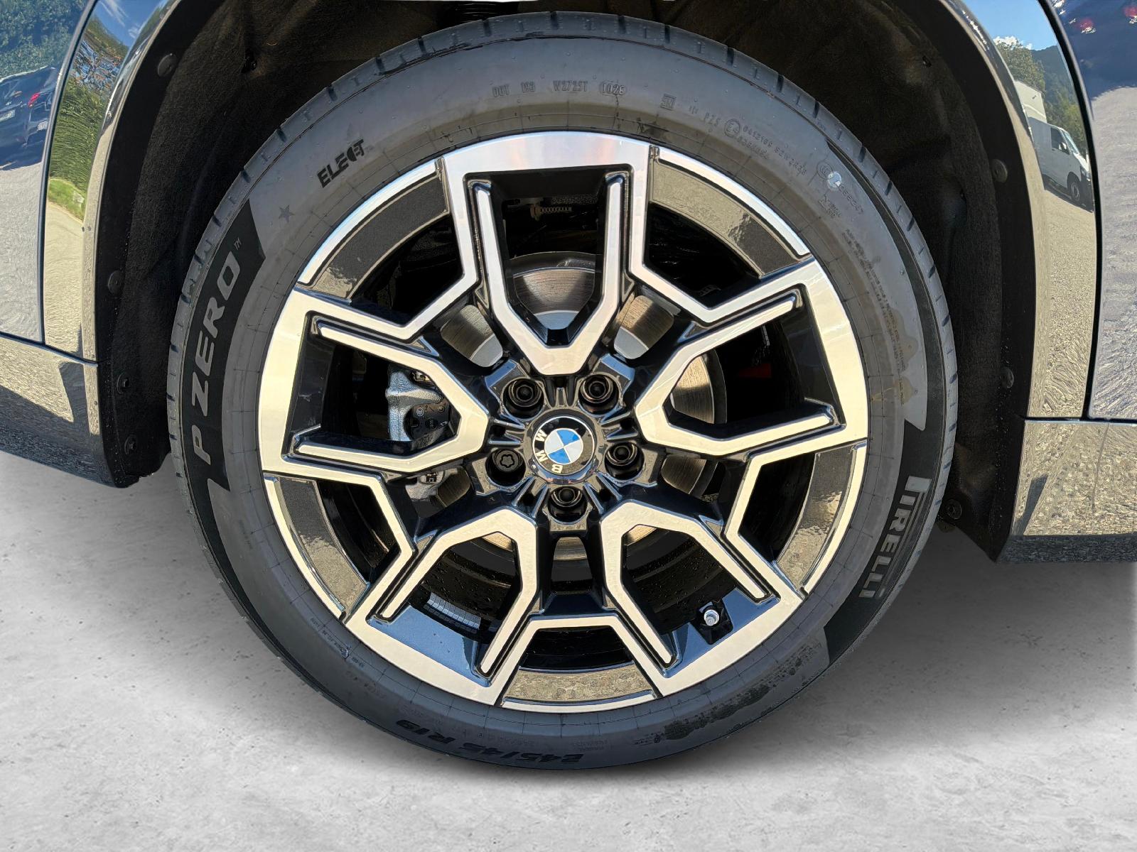 BMW iX1 30 xDrive-image-8