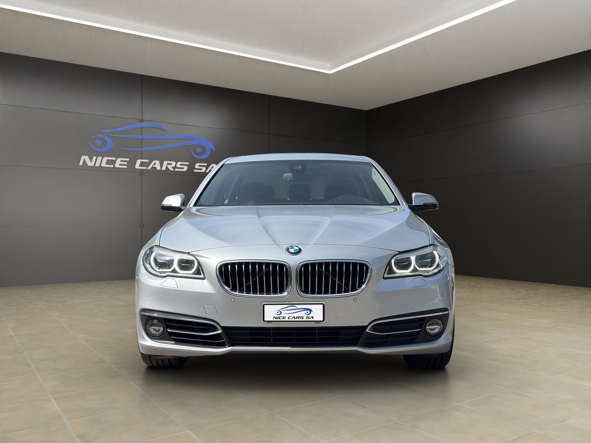 BMW 535i Touring xDrive Luxury Line Steptronic-showroom-element-2