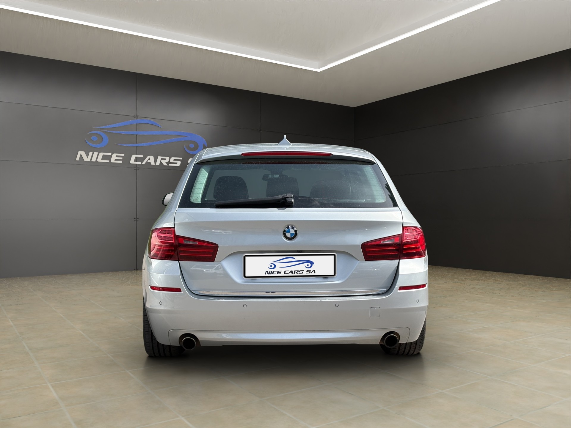 BMW 535i Touring xDrive Luxury Line Steptronic-showroom-element-3