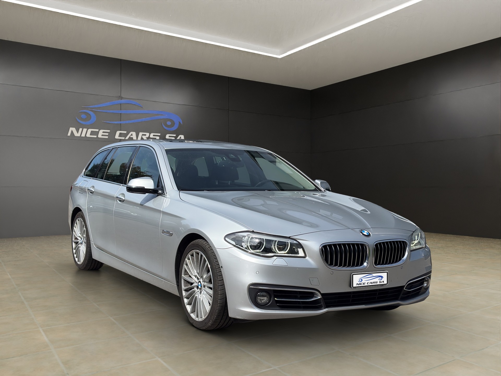 BMW 535i Touring xDrive Luxury Line Steptronic-showroom-element-1