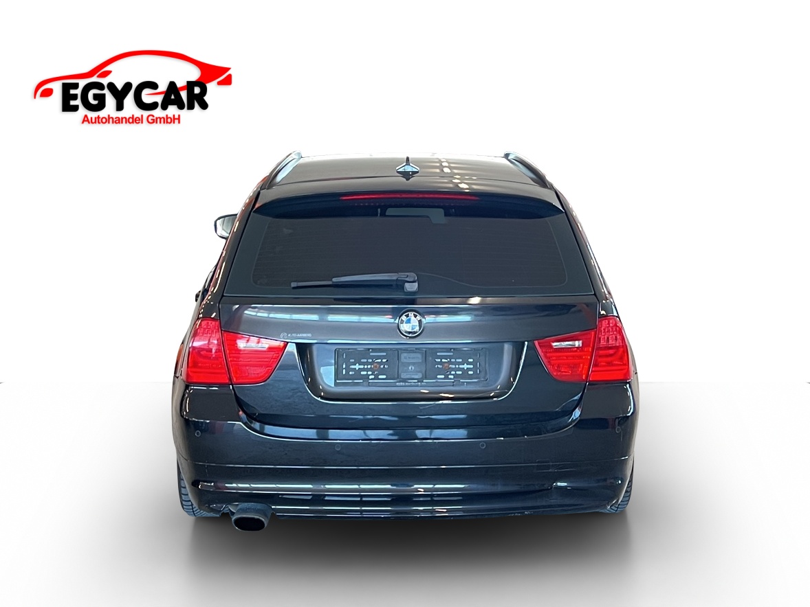 BMW 320i Touring-showroom-element-3