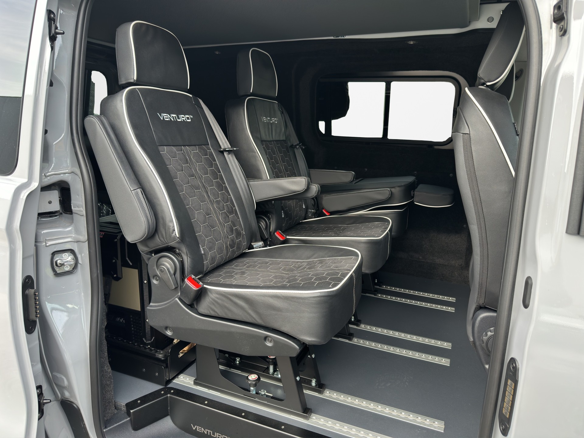 VW Transporter 2.0 TDI 4Motion Automat-image-16