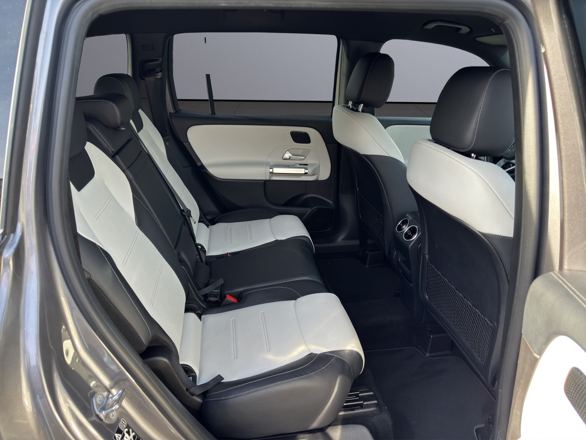 MERCEDES-BENZ GLB 250 4Matic AMG Line 8G-Tronic-image-16