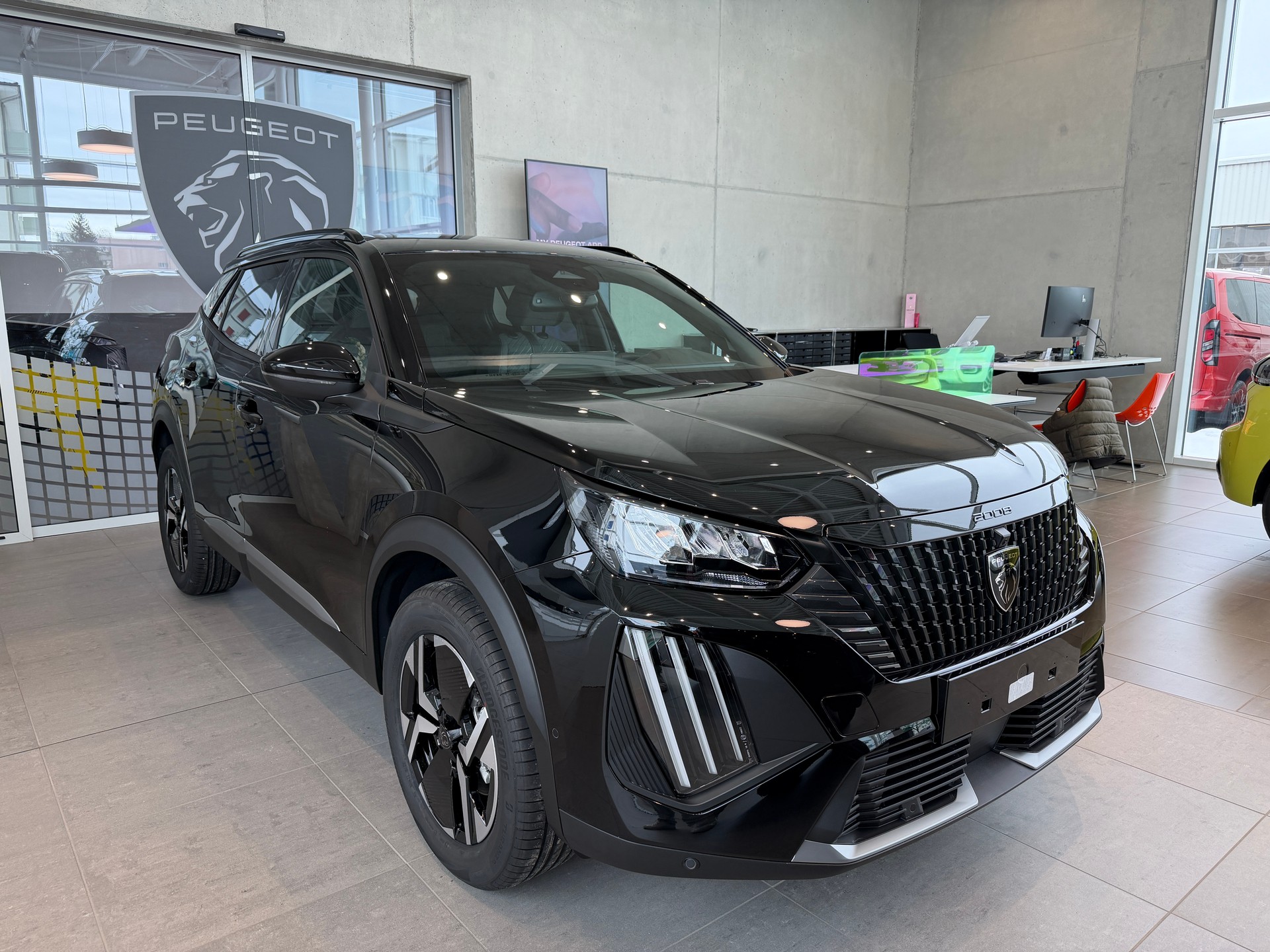 PEUGEOT 2008 1.2 145 MHEV Allure Premium-image-5