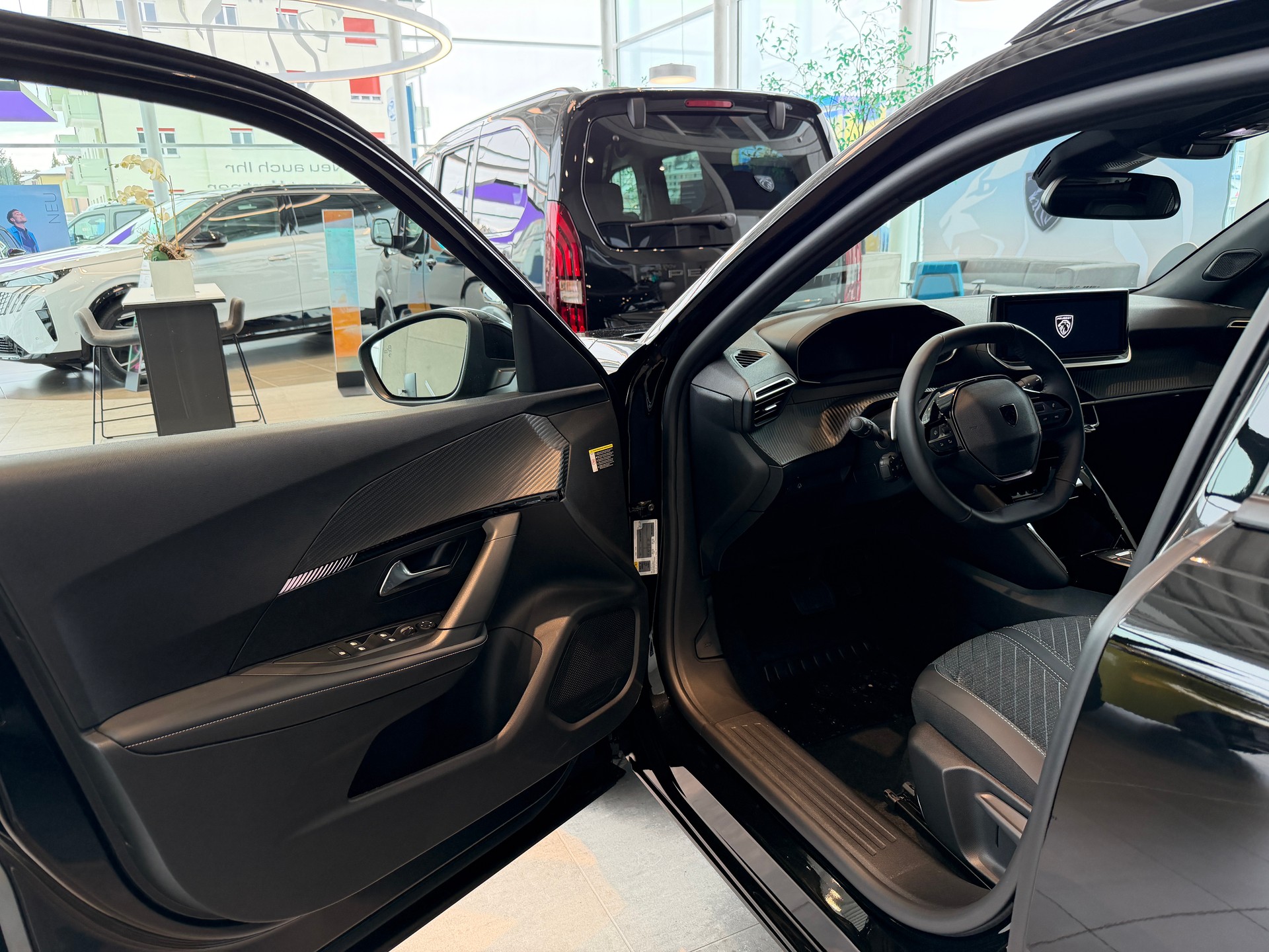 PEUGEOT 2008 1.2 145 MHEV Allure Premium-image-8