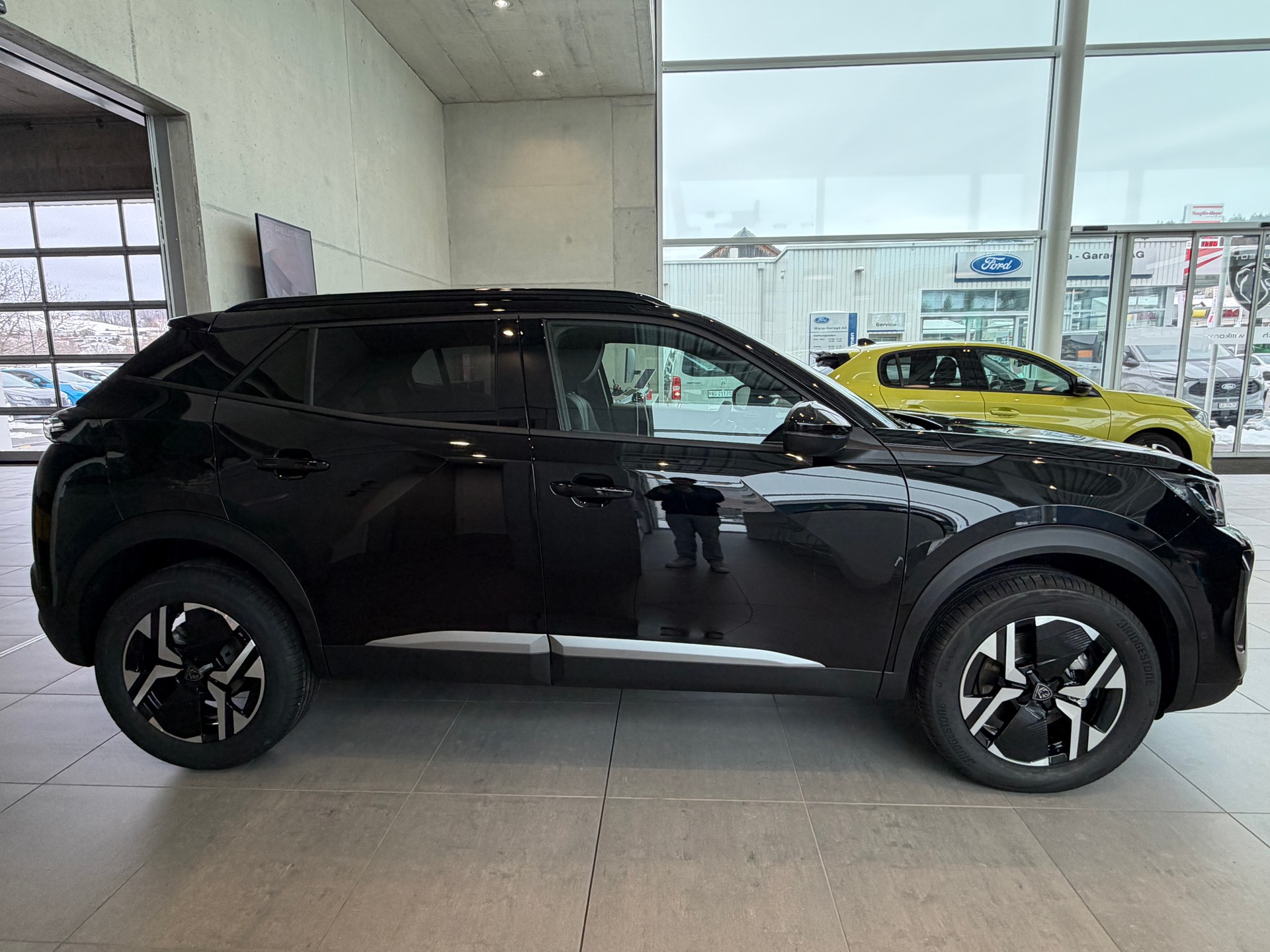 PEUGEOT 2008 1.2 145 MHEV Allure Premium-image-4