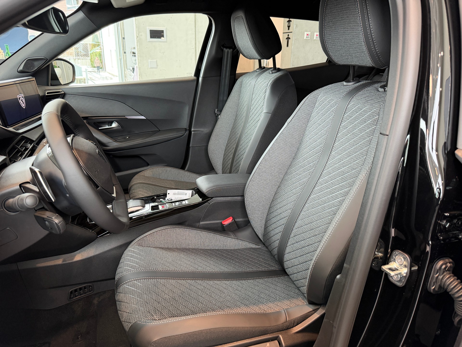 PEUGEOT 2008 1.2 145 MHEV Allure Premium-image-9