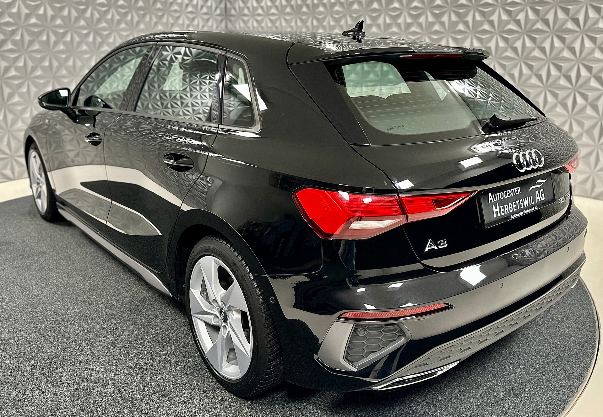 AUDI A3 Sportback 35 TFSI S line S-tronic-image-9