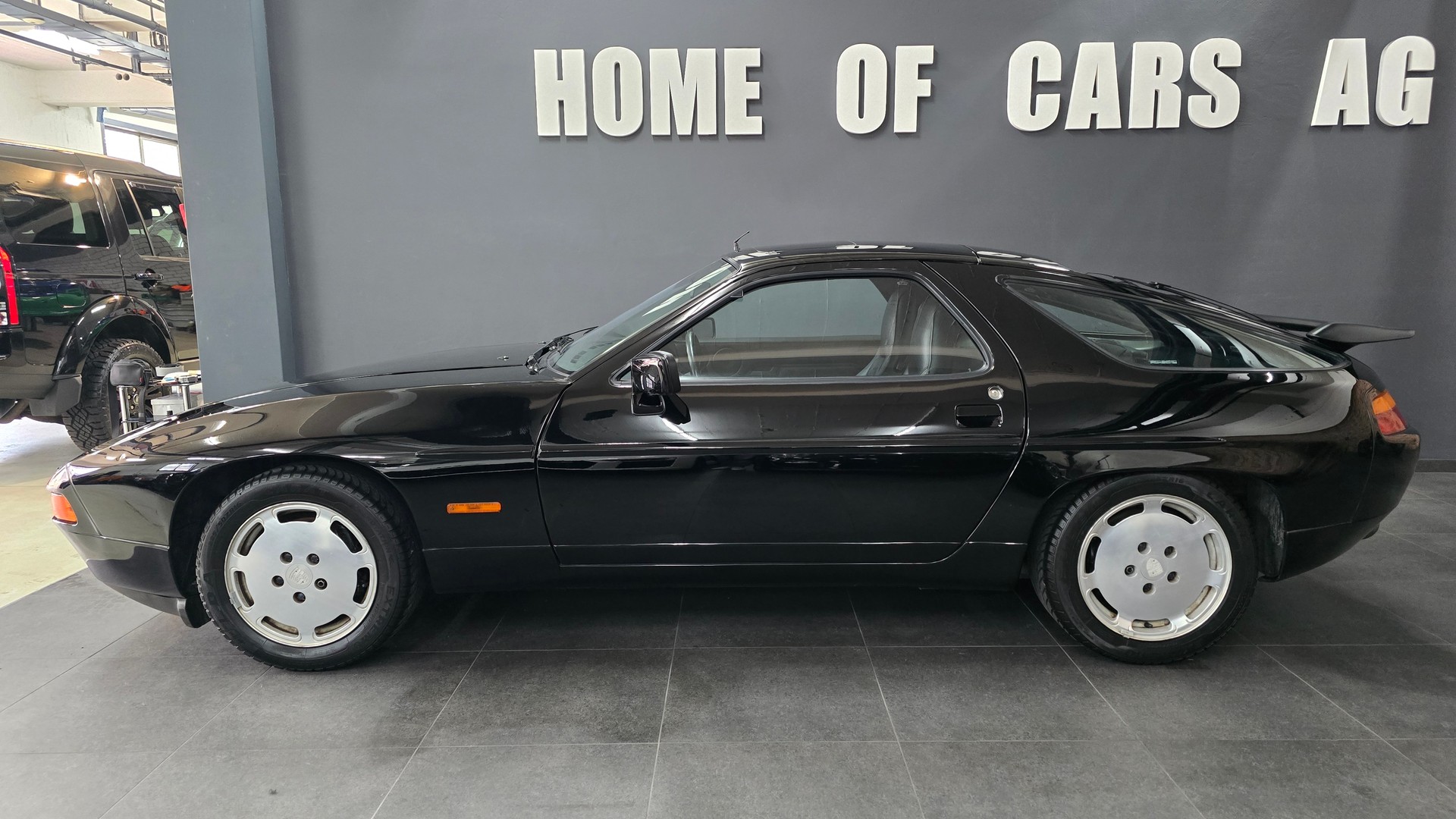 PORSCHE 928 S4-image-4
