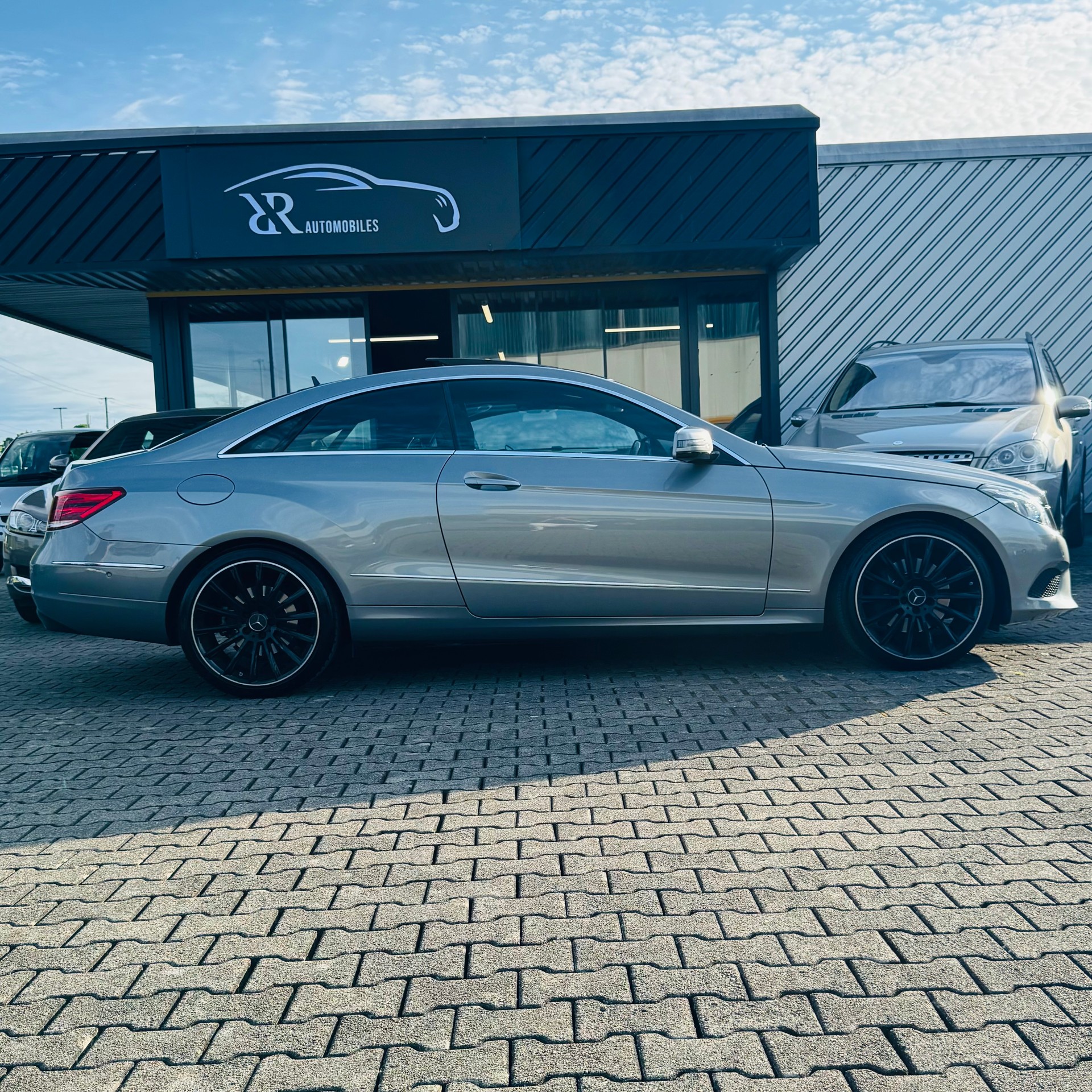 MERCEDES-BENZ E 250 7G-Tronic-showroom-element-1