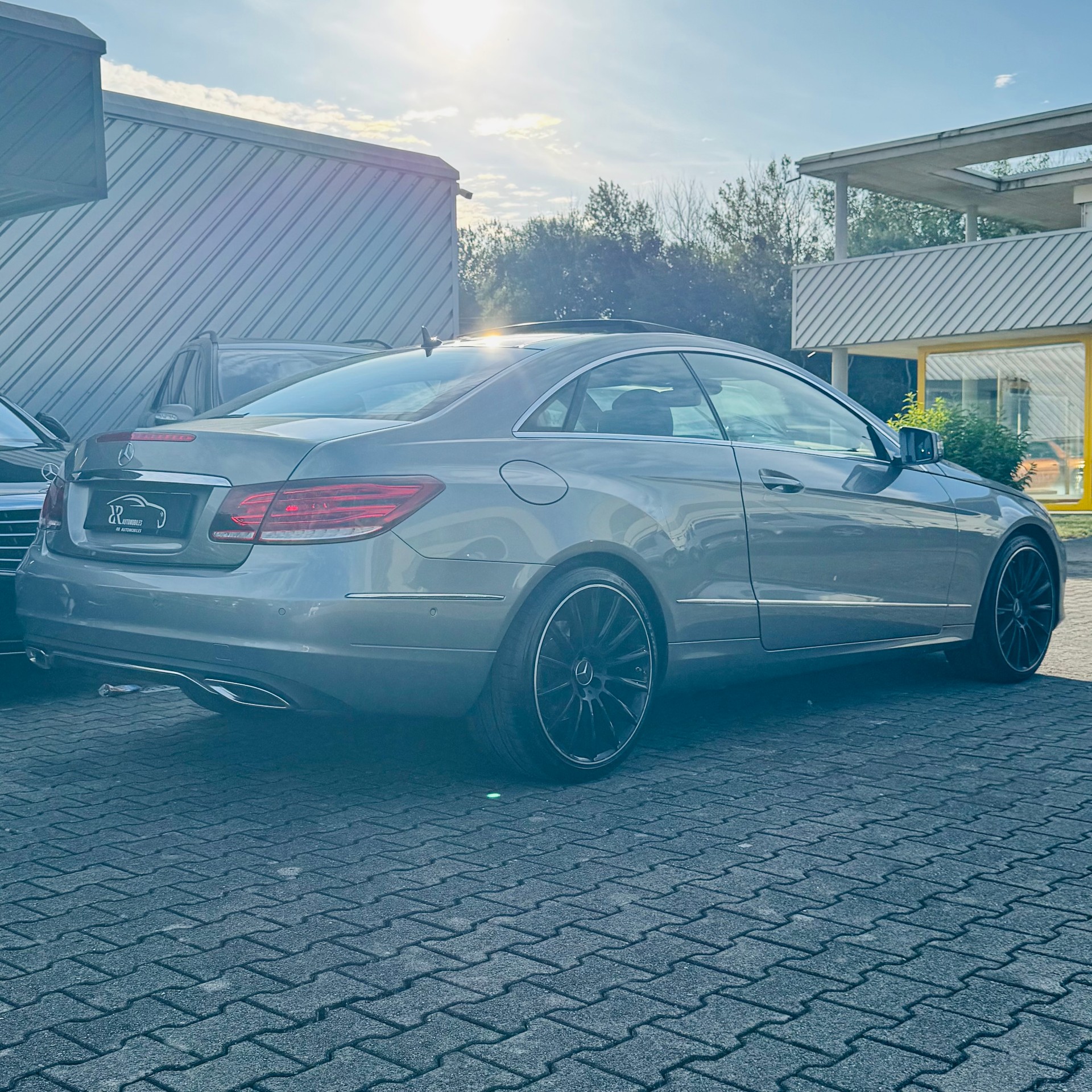 MERCEDES-BENZ E 250 7G-Tronic-showroom-element-2