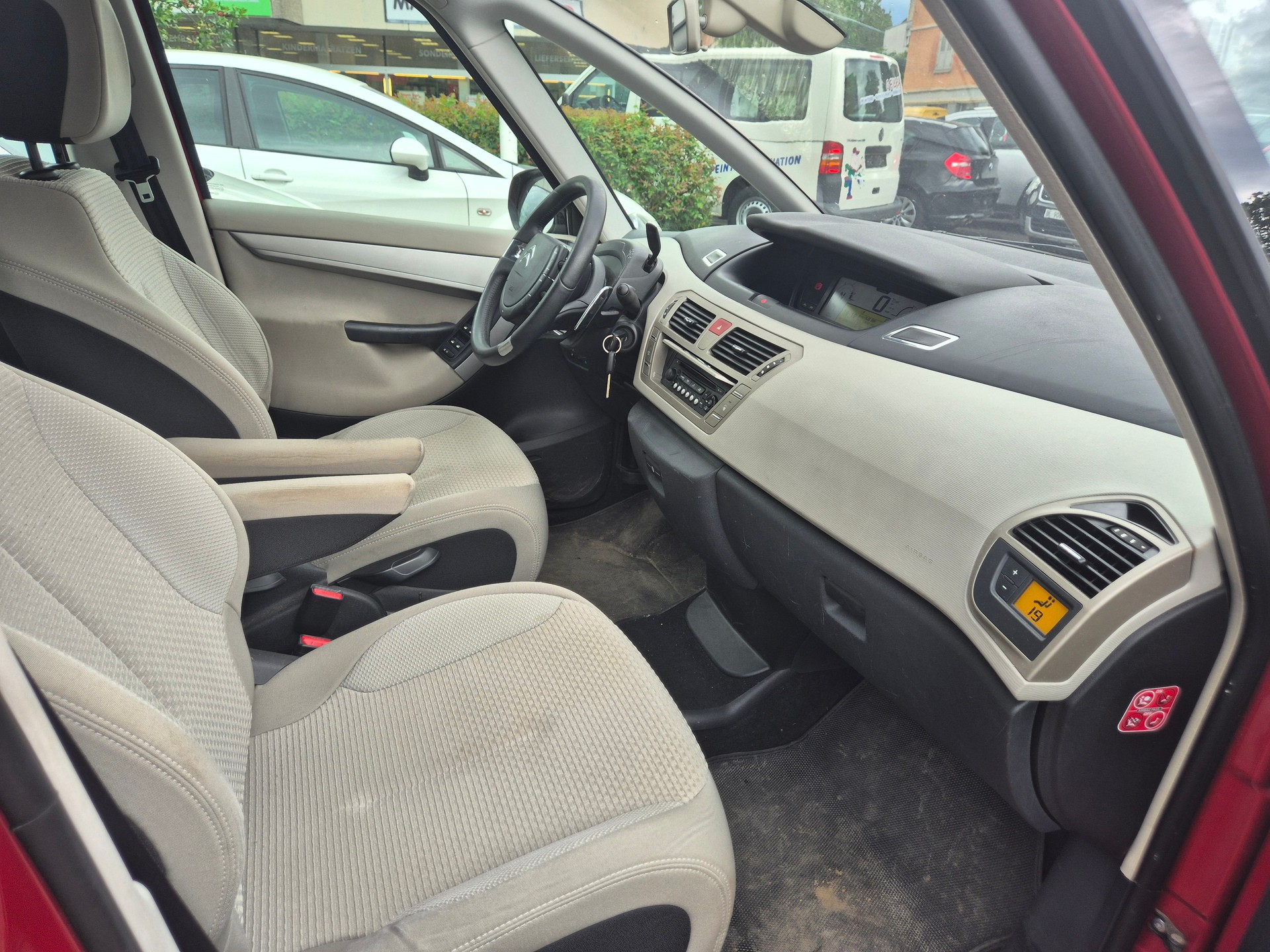 CITROEN Grand C4 Picasso 1.6 HDI 16V Attraction EGS6-image-7
