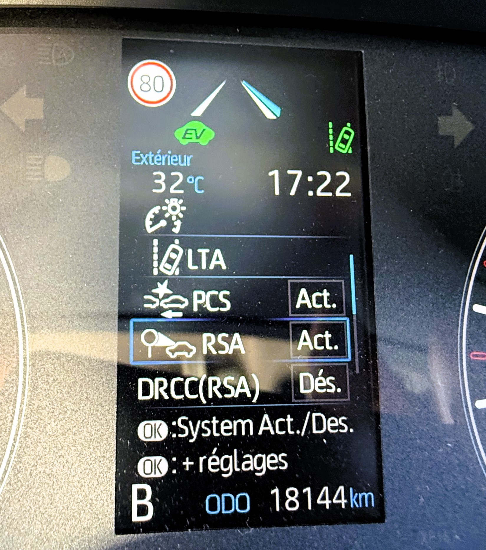TOYOTA Yaris 1.5 Comfort e-CVT-image-26