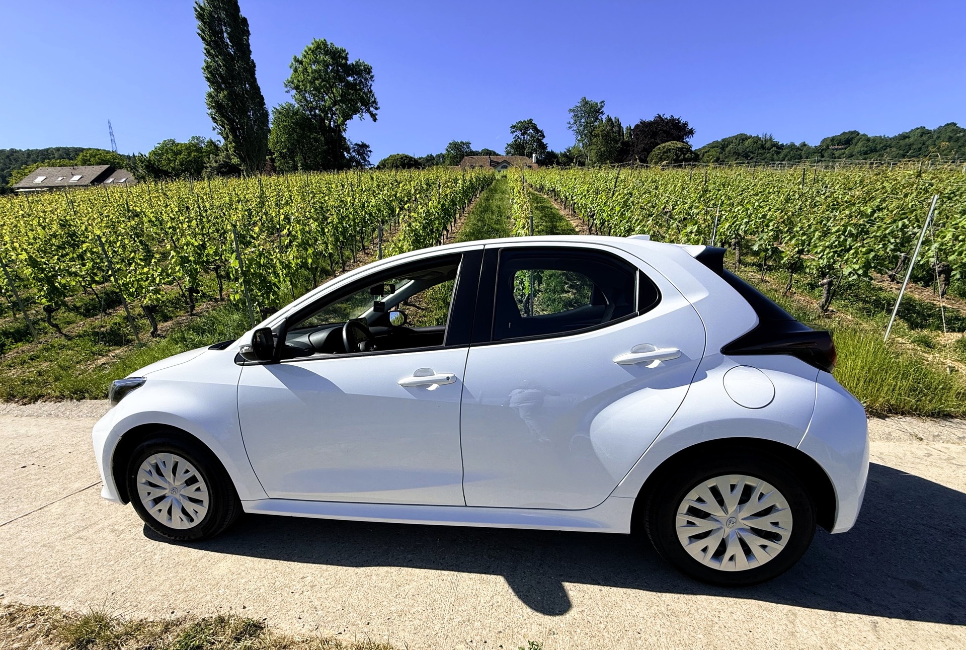 TOYOTA Yaris 1.5 Comfort e-CVT-image-12