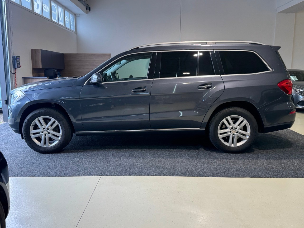 MERCEDES-BENZ GLS 350 BlueTEC 4Matic 7G-TRONIC-showroom-element-3