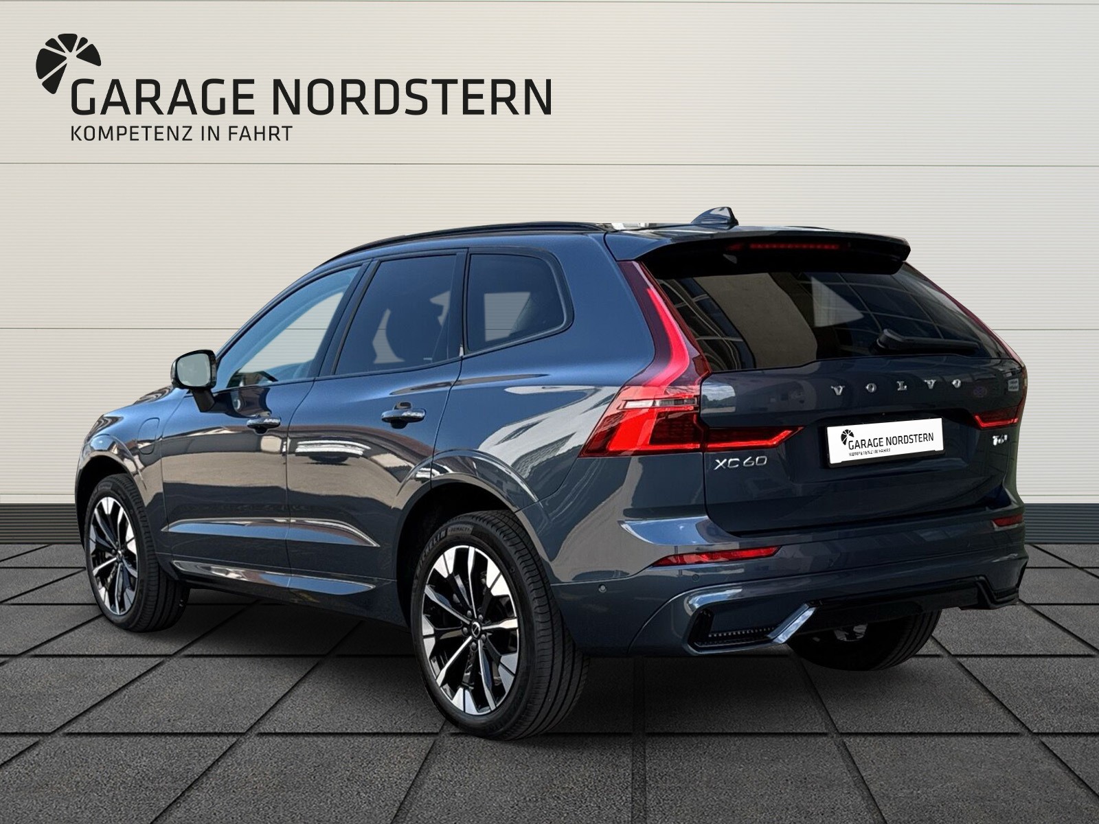 VOLVO XC60 2.0 T6 TE Ultra Dark eAWD-showroom-element-2