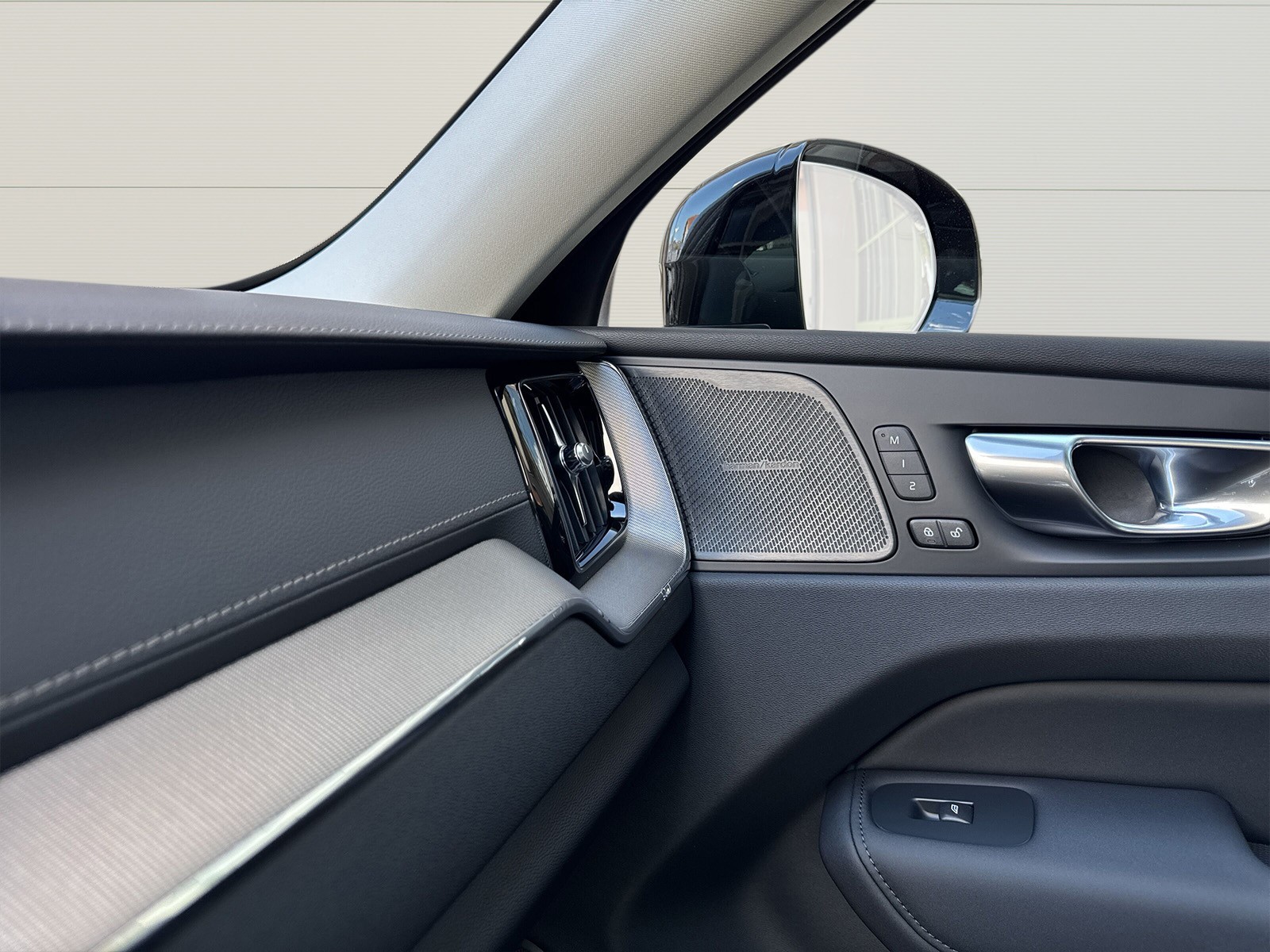 VOLVO XC60 2.0 T6 TE Ultra Dark eAWD-image-16